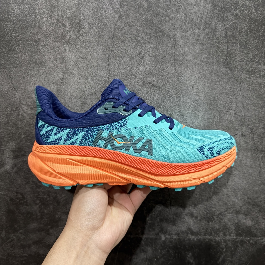 【特价福利】HOKA ONE ONE Challenger ATR 7 挑战者七代轻便耐磨防滑跑步鞋新一代Challenger泡棉中底减重10% 增加3mm强化缓震、打造Q弹脚感 后跟采用延伸设计 加强跟腱保护、便于穿脱 搭配环保工程网布增加透气、短靴细节防止碎石进入 重新设计的大底以轮胎刻纹为灵感 以更密集的全大底水波刻纹 搭配加大面积的高耐磨橡胶与4mm大刻纹设计 增加整体抓地力与稳定性SIZE：36 36.5 37.5 38 38.5 39 40 40.5 41 42 42.5 43 44 44.5 45 编码：LDS210220-莆田鞋批发中心