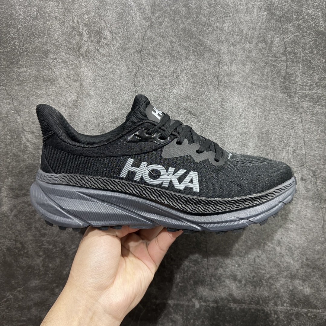 【特价福利】HOKA ONE ONE Challenger ATR 7 挑战者七代轻便耐磨防滑跑步鞋新一代Challenger泡棉中底减重10% 增加3mm强化缓震、打造Q弹脚感 后跟采用延伸设计 加强跟腱保护、便于穿脱 搭配环保工程网布增加透气、短靴细节防止碎石进入 重新设计的大底以轮胎刻纹为灵感 以更密集的全大底水波刻纹 搭配加大面积的高耐磨橡胶与4mm大刻纹设计 增加整体抓地力与稳定性SIZE：36 36.5 37.5 38 38.5 39 40 40.5 41 42 42.5 43 44 44.5 45 编码：LDS210220-莆田鞋批发中心