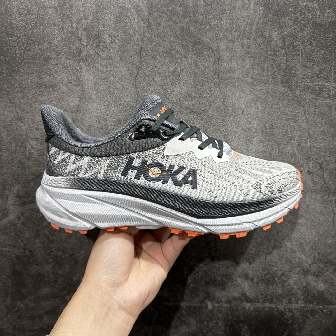 【特价福利】HOKA ONE ONE Challenger ATR 7 挑战者七代轻便耐磨防滑跑步鞋新一代Challenger泡棉中底减重10% 增加3mm强化缓震、打造Q弹脚感 后跟采用延伸设计 加强跟腱保护、便于穿脱 搭配环保工程网布增加透气、短靴细节防止碎石进入 重新设计的大底以轮胎刻纹为灵感 以更密集的全大底水波刻纹 搭配加大面积的高耐磨橡胶与4mm大刻纹设计 增加整体抓地力与稳定性SIZE：36 36.5 37.5 38 38.5 39 40 40.5 41 42 42.5 43 44 44.5 45 编码：LDS210220-莆田鞋批发中心