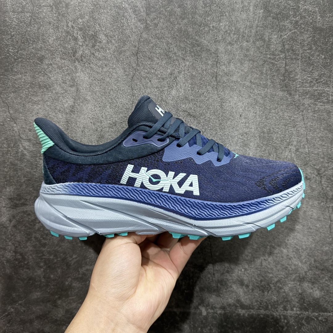 【特价福利】HOKA ONE ONE Challenger ATR 7 挑战者七代轻便耐磨防滑跑步鞋新一代Challenger泡棉中底减重10% 增加3mm强化缓震、打造Q弹脚感 后跟采用延伸设计 加强跟腱保护、便于穿脱 搭配环保工程网布增加透气、短靴细节防止碎石进入 重新设计的大底以轮胎刻纹为灵感 以更密集的全大底水波刻纹 搭配加大面积的高耐磨橡胶与4mm大刻纹设计 增加整体抓地力与稳定性SIZE：36 36.5 37.5 38 38.5 39 40 40.5 41 42 42.5 43 44 44.5 45 编码：LDS210220-莆田鞋批发中心