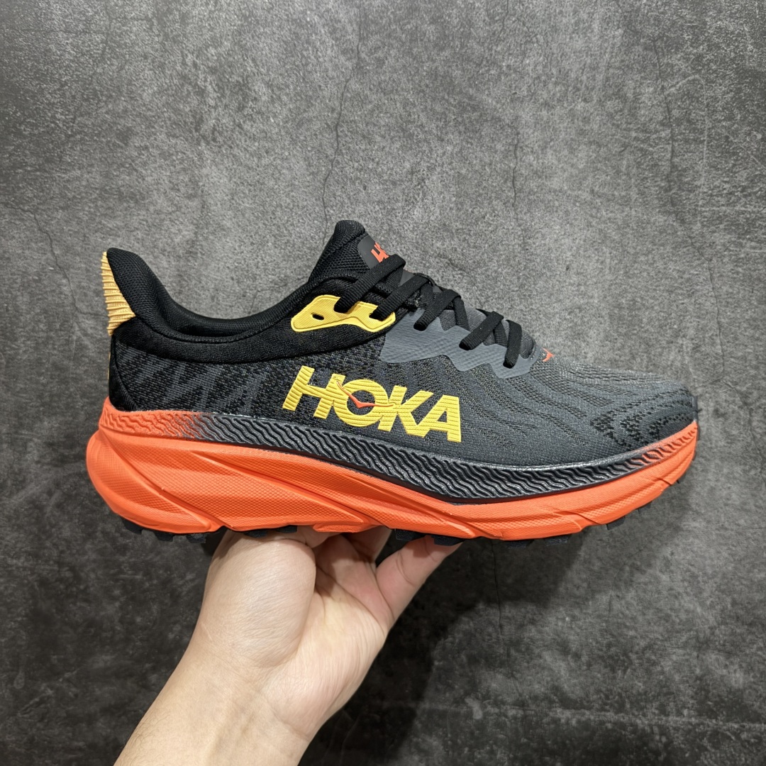 【特价福利】HOKA ONE ONE Challenger ATR 7 挑战者七代轻便耐磨防滑跑步鞋新一代Challenger泡棉中底减重10% 增加3mm强化缓震、打造Q弹脚感 后跟采用延伸设计 加强跟腱保护、便于穿脱 搭配环保工程网布增加透气、短靴细节防止碎石进入 重新设计的大底以轮胎刻纹为灵感 以更密集的全大底水波刻纹 搭配加大面积的高耐磨橡胶与4mm大刻纹设计 增加整体抓地力与稳定性SIZE：36 36.5 37.5 38 38.5 39 40 40.5 41 42 42.5 43 44 44.5 45 编码：LDS210220-莆田鞋批发中心