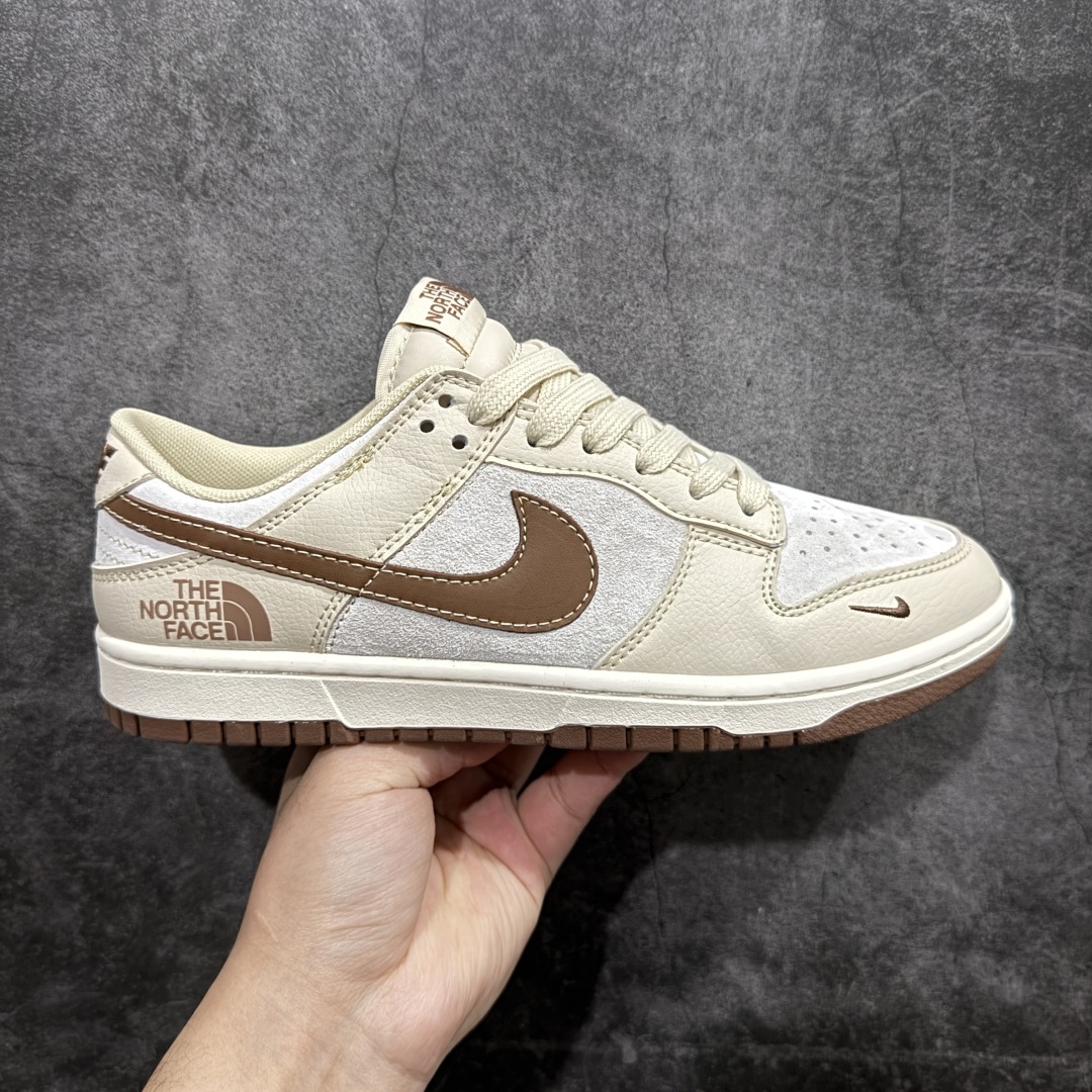 【定制版】NIKE SB Dunk Low x The North Face 米棕小钩n公司级出品 极力推荐n原装头层材料 独家版型蒸餾加工n帶來的是更好的视觉和脚感体验n大厂纯原品质出货 清洁度 电绣工艺皮料切割干净无任何毛边 细节完美官方货号：XX9932 032 尺码： 36 36.5 37.5 38 38.5 39 40 40.5 41 42 42.5 43 44 44.5 45 编码：CC280300-莆田鞋批发中心