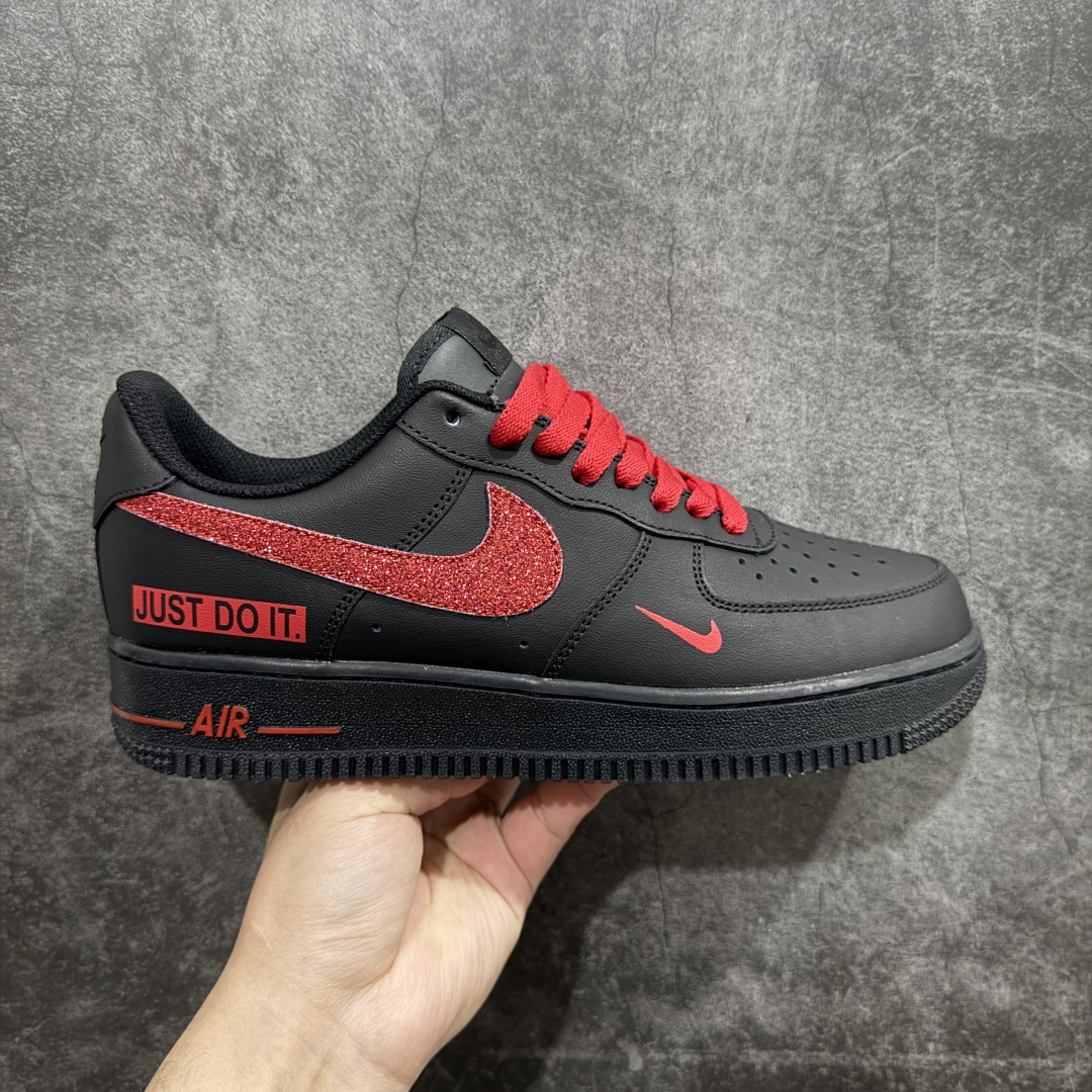 【公司级】Nike Air Force 1 Low “Just Do It”联名黑红 空军一号低帮运动休闲板鞋 原楦头原纸板 打造纯正空军版型#专注外贸渠道 全掌内置蜂窝气垫 #原盒配件 原厂中底钢印、拉帮完美货号：CW2288-025 尺码：36 36.5 37.5 38 38.5 39 40 40.5 41 42 42.5 43 44 44.5 45 编码：LF290300-莆田鞋批发中心