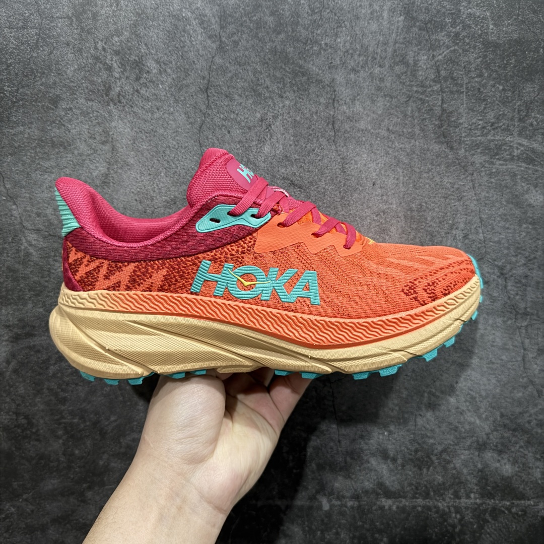 【特价福利】HOKA ONE ONE Challenger ATR 7 挑战者七代轻便耐磨防滑跑步鞋新一代Challenger泡棉中底减重10% 增加3mm强化缓震、打造Q弹脚感 后跟采用延伸设计 加强跟腱保护、便于穿脱 搭配环保工程网布增加透气、短靴细节防止碎石进入 重新设计的大底以轮胎刻纹为灵感 以更密集的全大底水波刻纹 搭配加大面积的高耐磨橡胶与4mm大刻纹设计 增加整体抓地力与稳定性SIZE：36 36.5 37.5 38 38.5 39 40 40.5 41 42 42.5 43 44 44.5 45 编码：LDS210220-莆田鞋批发中心