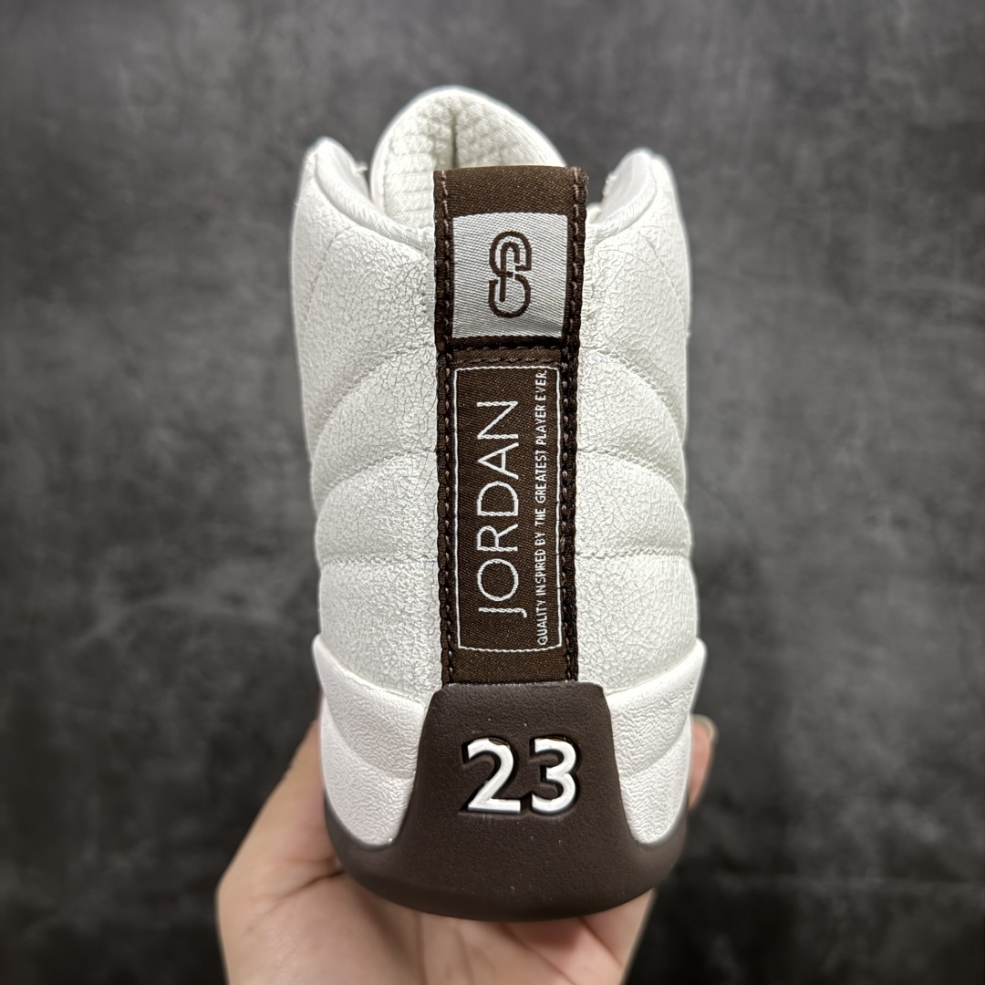 图片[4]-【TK至尊版】SoleFly x Air Jordan 12 Retro 高帮 巴洛克棕 AJ12 乔丹12代 aj12 乔12 高邦 棕白 乔丹篮球鞋系列n鞋身整体采用白色皮革搭配棕色，鞋头白色的Jumpman Logo及细节点缀，在白棕主调下格外抢眼。鞋舌部分加以棕色字体点缀，与鞋侧银扣相呼应，经典的Jumpmaan Logo采用棕色刺绣方式呈现，细节方面非常用心。白与棕两种色调搭配的方形Logo极为显眼，后跟鞋提黑色Jumpman Logo和白色刺绣Jordan字样搭配白色的凹印23字样，颇具元年气息。 货号：FZ5026-100 尺码：40 40.5 41 42 42.5 43 44 44.5 45 46 47.5 编码：ZG500530-莆田鞋批发中心