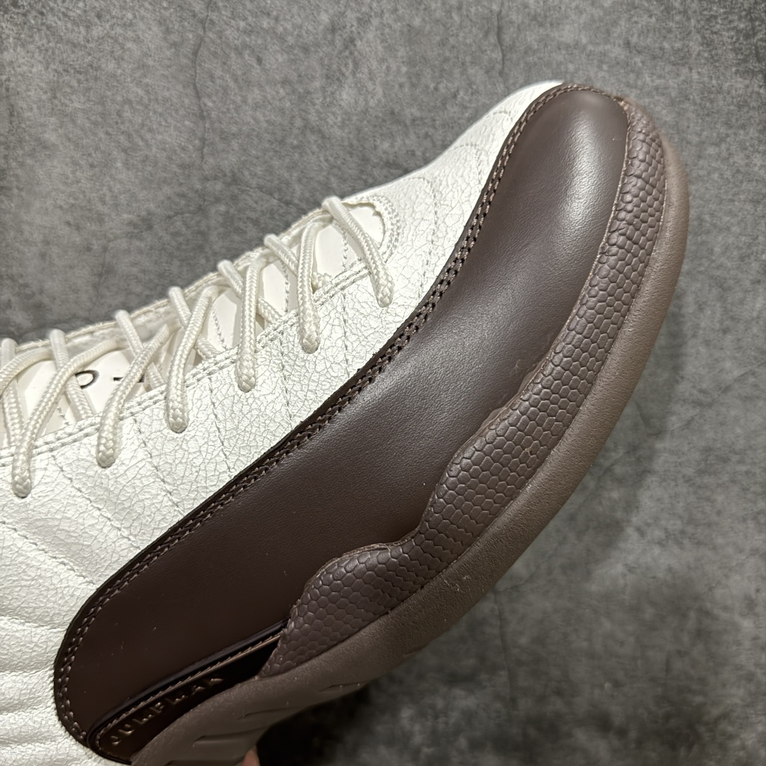 图片[6]-【TK至尊版】SoleFly x Air Jordan 12 Retro 高帮 巴洛克棕 AJ12 乔丹12代 aj12 乔12 高邦 棕白 乔丹篮球鞋系列n鞋身整体采用白色皮革搭配棕色，鞋头白色的Jumpman Logo及细节点缀，在白棕主调下格外抢眼。鞋舌部分加以棕色字体点缀，与鞋侧银扣相呼应，经典的Jumpmaan Logo采用棕色刺绣方式呈现，细节方面非常用心。白与棕两种色调搭配的方形Logo极为显眼，后跟鞋提黑色Jumpman Logo和白色刺绣Jordan字样搭配白色的凹印23字样，颇具元年气息。 货号：FZ5026-100 尺码：40 40.5 41 42 42.5 43 44 44.5 45 46 47.5 编码：ZG500530-莆田鞋批发中心