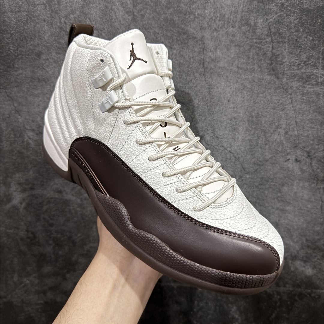 图片[3]-【TK至尊版】SoleFly x Air Jordan 12 Retro 高帮 巴洛克棕 AJ12 乔丹12代 aj12 乔12 高邦 棕白 乔丹篮球鞋系列n鞋身整体采用白色皮革搭配棕色，鞋头白色的Jumpman Logo及细节点缀，在白棕主调下格外抢眼。鞋舌部分加以棕色字体点缀，与鞋侧银扣相呼应，经典的Jumpmaan Logo采用棕色刺绣方式呈现，细节方面非常用心。白与棕两种色调搭配的方形Logo极为显眼，后跟鞋提黑色Jumpman Logo和白色刺绣Jordan字样搭配白色的凹印23字样，颇具元年气息。 货号：FZ5026-100 尺码：40 40.5 41 42 42.5 43 44 44.5 45 46 47.5 编码：ZG500530-莆田鞋批发中心