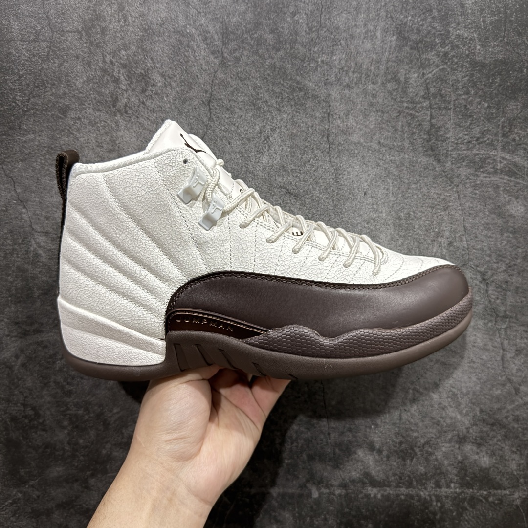 【TK至尊版】SoleFly x Air Jordan 12 Retro 高帮 巴洛克棕 AJ12 乔丹12代 aj12 乔12 高邦 棕白 乔丹篮球鞋系列n鞋身整体采用白色皮革搭配棕色，鞋头白色的Jumpman Logo及细节点缀，在白棕主调下格外抢眼。鞋舌部分加以棕色字体点缀，与鞋侧银扣相呼应，经典的Jumpmaan Logo采用棕色刺绣方式呈现，细节方面非常用心。白与棕两种色调搭配的方形Logo极为显眼，后跟鞋提黑色Jumpman Logo和白色刺绣Jordan字样搭配白色的凹印23字样，颇具元年气息。 货号：FZ5026-100 尺码：40 40.5 41 42 42.5 43 44 44.5 45 46 47.5 编码：ZG500530-莆田鞋批发中心