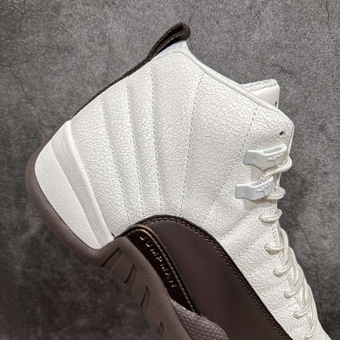 图片[7]-【TK至尊版】SoleFly x Air Jordan 12 Retro 高帮 巴洛克棕 AJ12 乔丹12代 aj12 乔12 高邦 棕白 乔丹篮球鞋系列n鞋身整体采用白色皮革搭配棕色，鞋头白色的Jumpman Logo及细节点缀，在白棕主调下格外抢眼。鞋舌部分加以棕色字体点缀，与鞋侧银扣相呼应，经典的Jumpmaan Logo采用棕色刺绣方式呈现，细节方面非常用心。白与棕两种色调搭配的方形Logo极为显眼，后跟鞋提黑色Jumpman Logo和白色刺绣Jordan字样搭配白色的凹印23字样，颇具元年气息。 货号：FZ5026-100 尺码：40 40.5 41 42 42.5 43 44 44.5 45 46 47.5 编码：ZG500530-莆田鞋批发中心