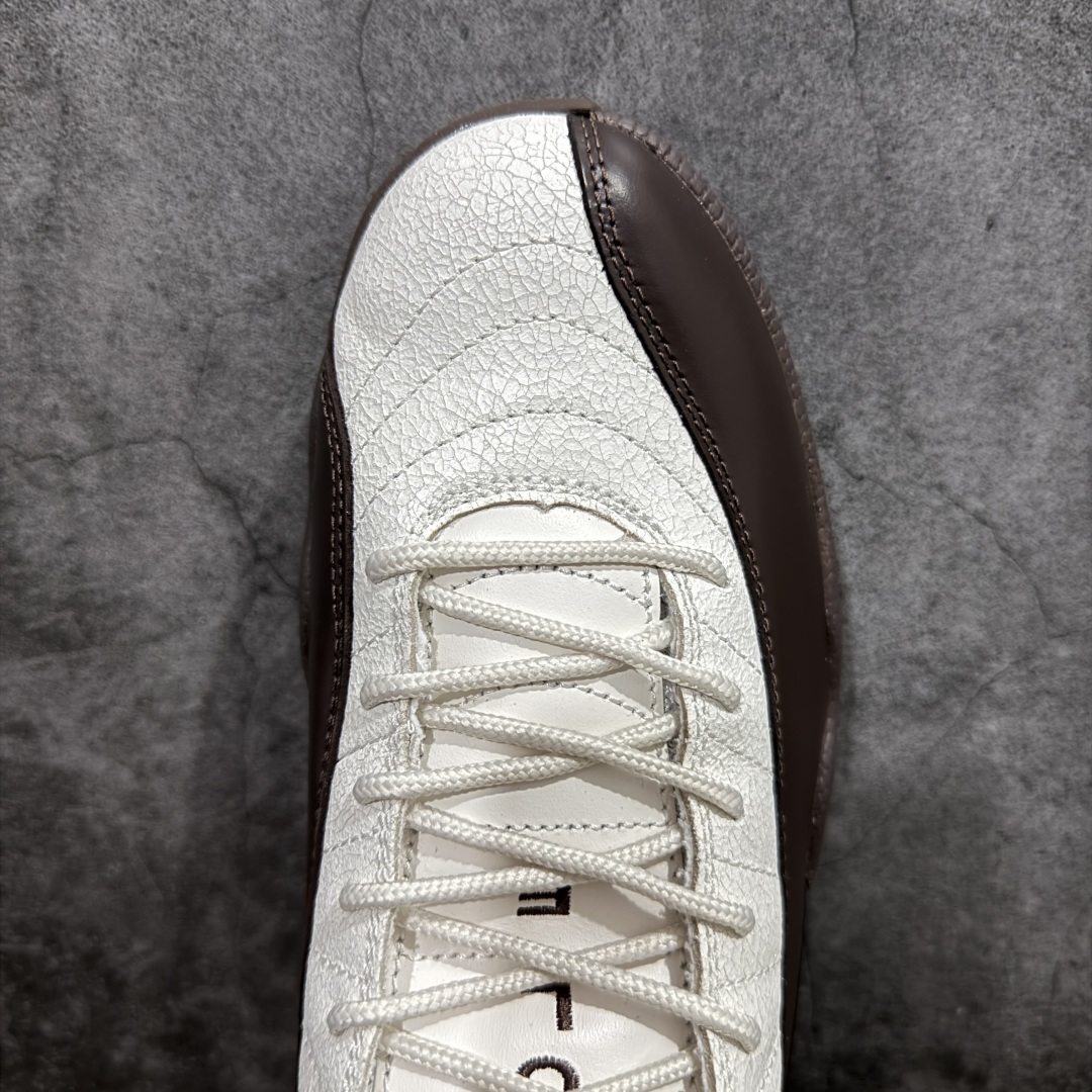 图片[5]-【TK至尊版】SoleFly x Air Jordan 12 Retro 高帮 巴洛克棕 AJ12 乔丹12代 aj12 乔12 高邦 棕白 乔丹篮球鞋系列n鞋身整体采用白色皮革搭配棕色，鞋头白色的Jumpman Logo及细节点缀，在白棕主调下格外抢眼。鞋舌部分加以棕色字体点缀，与鞋侧银扣相呼应，经典的Jumpmaan Logo采用棕色刺绣方式呈现，细节方面非常用心。白与棕两种色调搭配的方形Logo极为显眼，后跟鞋提黑色Jumpman Logo和白色刺绣Jordan字样搭配白色的凹印23字样，颇具元年气息。 货号：FZ5026-100 尺码：40 40.5 41 42 42.5 43 44 44.5 45 46 47.5 编码：ZG500530-莆田鞋批发中心