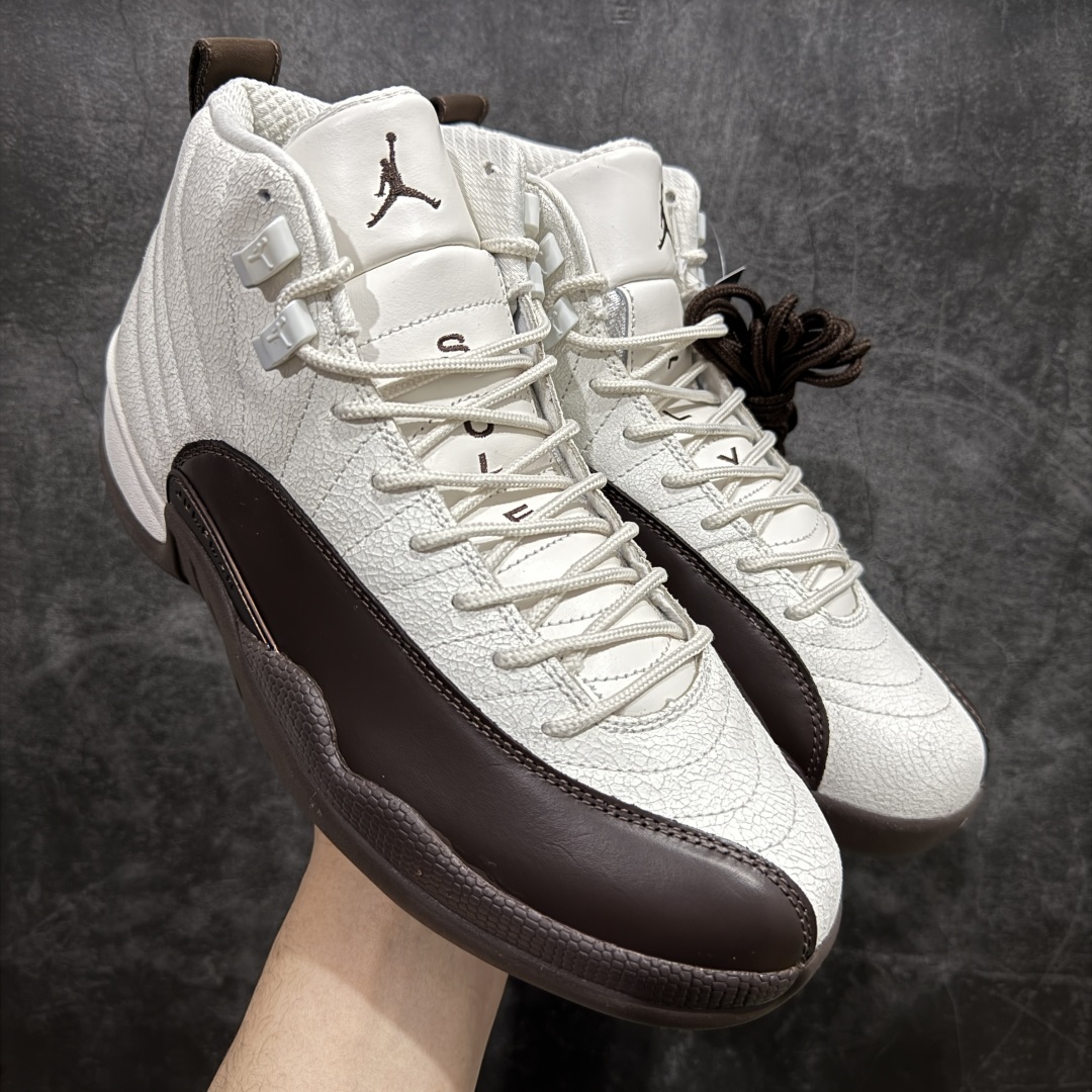 【TK至尊版】SoleFly x Air Jordan 12 Retro 高帮 巴洛克棕 AJ12 乔丹12代 aj12 乔12 高邦 棕白 乔丹篮球鞋系列n鞋身整体采用白色皮革搭配棕色，鞋头白色的Jumpman Logo及细节点缀，在白棕主调下格外抢眼。鞋舌部分加以棕色字体点缀，与鞋侧银扣相呼应，经典的Jumpmaan Logo采用棕色刺绣方式呈现，细节方面非常用心。白与棕两种色调搭配的方形Logo极为显眼，后跟鞋提黑色Jumpman Logo和白色刺绣Jordan字样搭配白色的凹印23字样，颇具元年气息。 货号：FZ5026-100 尺码：40 40.5 41 42 42.5 43 44 44.5 45 46 47.5 编码：ZG500530-莆田鞋批发中心