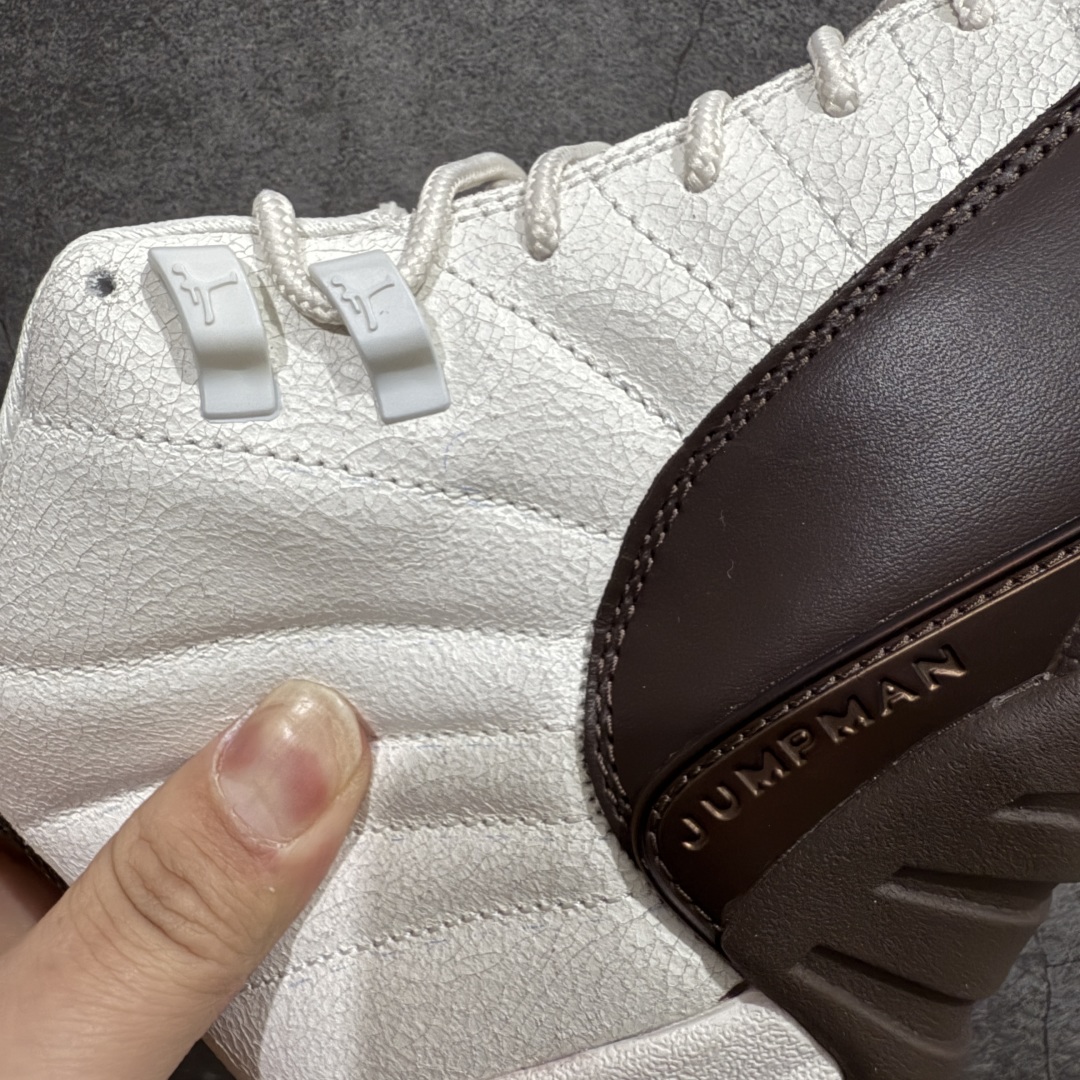 图片[4]-【TK至尊版】SoleFly x Air Jordan 12 Retro 高帮 巴洛克棕 AJ12 乔丹12代 aj12 乔12 高邦 棕白 乔丹篮球鞋系列n鞋身整体采用白色皮革搭配棕色，鞋头白色的Jumpman Logo及细节点缀，在白棕主调下格外抢眼。鞋舌部分加以棕色字体点缀，与鞋侧银扣相呼应，经典的Jumpmaan Logo采用棕色刺绣方式呈现，细节方面非常用心。白与棕两种色调搭配的方形Logo极为显眼，后跟鞋提黑色Jumpman Logo和白色刺绣Jordan字样搭配白色的凹印23字样，颇具元年气息。 货号：FZ5026-100 尺码：40 40.5 41 42 42.5 43 44 44.5 45 46 47.5 编码：ZG500530-莆田鞋批发中心