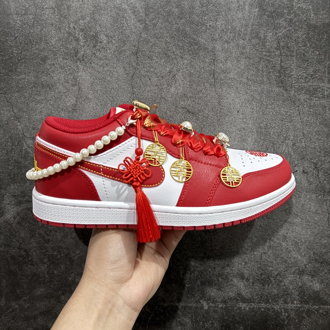 【纯原礼盒版本】NK Dunk Low 低帮婚鞋双喜流苏 货号：FJ4555-100nn该定制版球鞋选用原鞋款为Dunk SB系列球鞋，灵感来自中式婚庆，保留原鞋灰白红基调的基础上，叠加红色丝绒鞋带、增加整体的质感。配饰有双喜金属小挂件，再次呼应主题，呈现出中式婚礼的喜庆、庄重、雅致！鞋面金属挂件及鞋头喜字均可拆卸，同时满足婚庆和日常穿搭需求。本产品所有图片均为实物拍摄，受环境、设备影响会存在微小的色彩差异。定制球鞋均为纯手工定制，满足日常穿戴需求，穿着过程尽量避免剧烈运动和锐物划伤、避免使用高浓度的有机溶剂进行擦洗。n 尺码：35.5 36 36.5 37.5 38 38.5 39 40 40.5 41 42 42.5 43 44 44.5 45 46 编码：XZ330350-莆田鞋批发中心