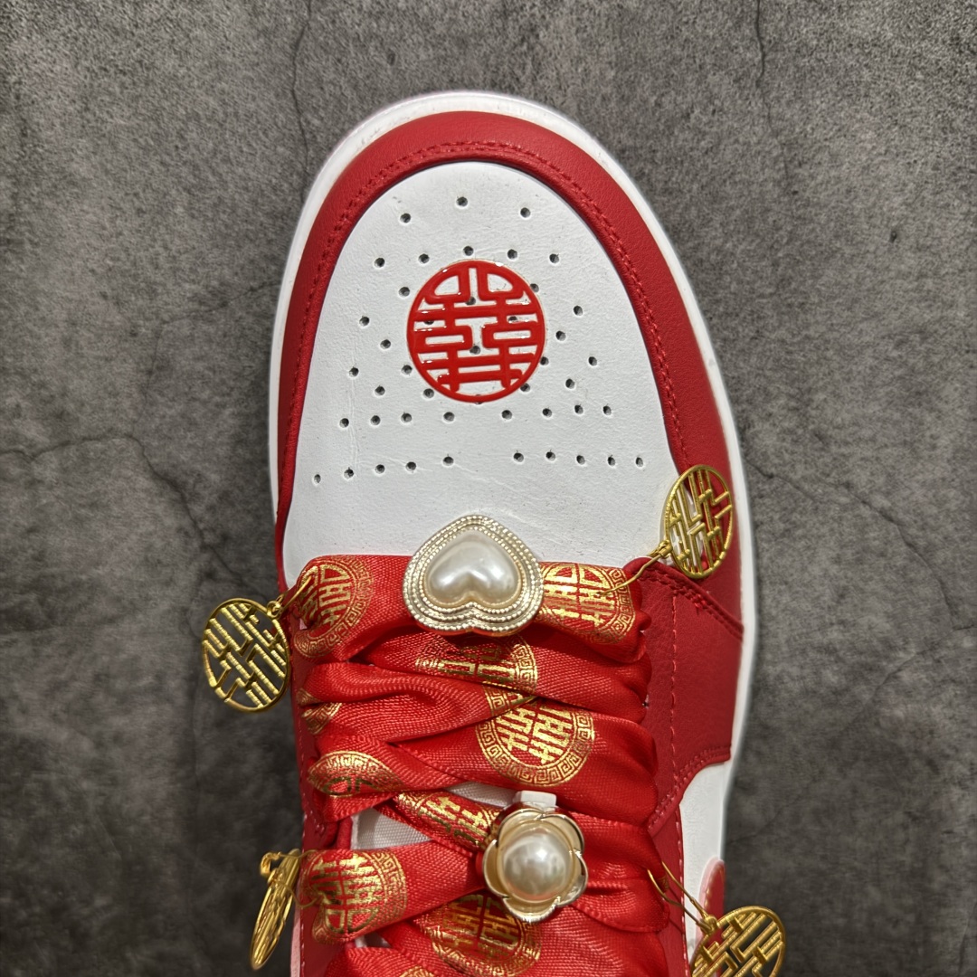 图片[5]-【纯原礼盒版本】NK Dunk Low 低帮婚鞋双喜流苏 货号：FJ4555-100nn该定制版球鞋选用原鞋款为Dunk SB系列球鞋，灵感来自中式婚庆，保留原鞋灰白红基调的基础上，叠加红色丝绒鞋带、增加整体的质感。配饰有双喜金属小挂件，再次呼应主题，呈现出中式婚礼的喜庆、庄重、雅致！鞋面金属挂件及鞋头喜字均可拆卸，同时满足婚庆和日常穿搭需求。本产品所有图片均为实物拍摄，受环境、设备影响会存在微小的色彩差异。定制球鞋均为纯手工定制，满足日常穿戴需求，穿着过程尽量避免剧烈运动和锐物划伤、避免使用高浓度的有机溶剂进行擦洗。n 尺码：35.5 36 36.5 37.5 38 38.5 39 40 40.5 41 42 42.5 43 44 44.5 45 46 编码：XZ330350-莆田鞋批发中心