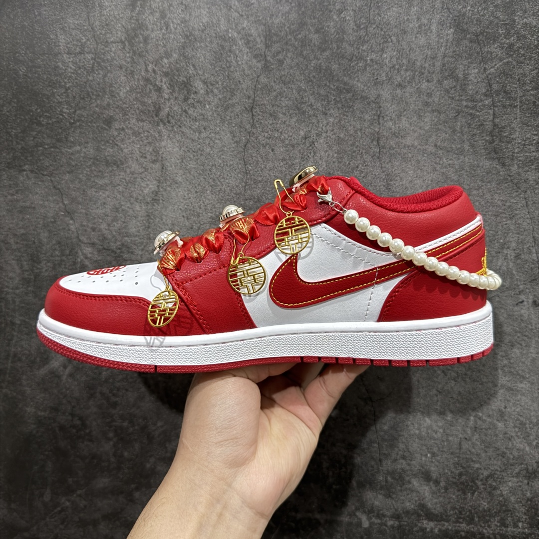 图片[2]-【纯原礼盒版本】NK Dunk Low 低帮婚鞋双喜流苏 货号：FJ4555-100nn该定制版球鞋选用原鞋款为Dunk SB系列球鞋，灵感来自中式婚庆，保留原鞋灰白红基调的基础上，叠加红色丝绒鞋带、增加整体的质感。配饰有双喜金属小挂件，再次呼应主题，呈现出中式婚礼的喜庆、庄重、雅致！鞋面金属挂件及鞋头喜字均可拆卸，同时满足婚庆和日常穿搭需求。本产品所有图片均为实物拍摄，受环境、设备影响会存在微小的色彩差异。定制球鞋均为纯手工定制，满足日常穿戴需求，穿着过程尽量避免剧烈运动和锐物划伤、避免使用高浓度的有机溶剂进行擦洗。n 尺码：35.5 36 36.5 37.5 38 38.5 39 40 40.5 41 42 42.5 43 44 44.5 45 46 编码：XZ330350-莆田鞋批发中心