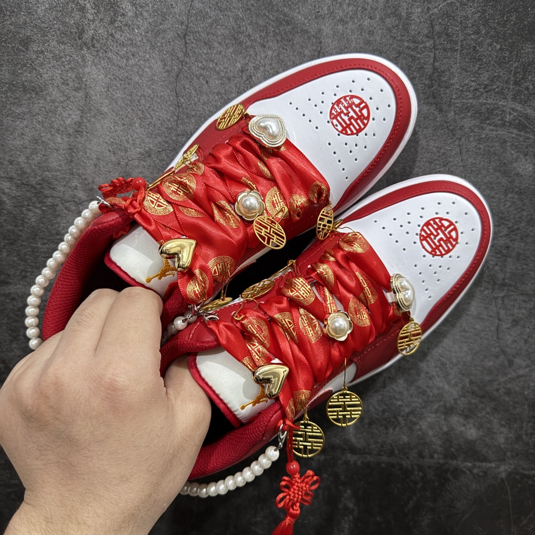 图片[3]-【纯原礼盒版本】NK Dunk Low 低帮婚鞋双喜流苏 货号：FJ4555-100nn该定制版球鞋选用原鞋款为Dunk SB系列球鞋，灵感来自中式婚庆，保留原鞋灰白红基调的基础上，叠加红色丝绒鞋带、增加整体的质感。配饰有双喜金属小挂件，再次呼应主题，呈现出中式婚礼的喜庆、庄重、雅致！鞋面金属挂件及鞋头喜字均可拆卸，同时满足婚庆和日常穿搭需求。本产品所有图片均为实物拍摄，受环境、设备影响会存在微小的色彩差异。定制球鞋均为纯手工定制，满足日常穿戴需求，穿着过程尽量避免剧烈运动和锐物划伤、避免使用高浓度的有机溶剂进行擦洗。n 尺码：35.5 36 36.5 37.5 38 38.5 39 40 40.5 41 42 42.5 43 44 44.5 45 46 编码：XZ330350-莆田鞋批发中心