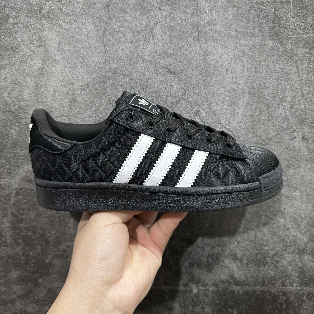 【公司级】Caroline Hu x Adidas originals Superstar W 潮流 时尚 防滑减震 低帮 阿迪达斯板鞋n黑色鞋身 搭配大朵蝴蝶结n呈现风格极为有趣 少女心十足细节点缀更是非常巧妙 充满趣味性n两副鞋带 可替换使用或花式系带 根据服饰的色彩随意切换造型！ 货号:JR7978 尺码:35.5 36 36.5 37 38 38.5 39 40 编码：XN230250-莆田鞋批发中心