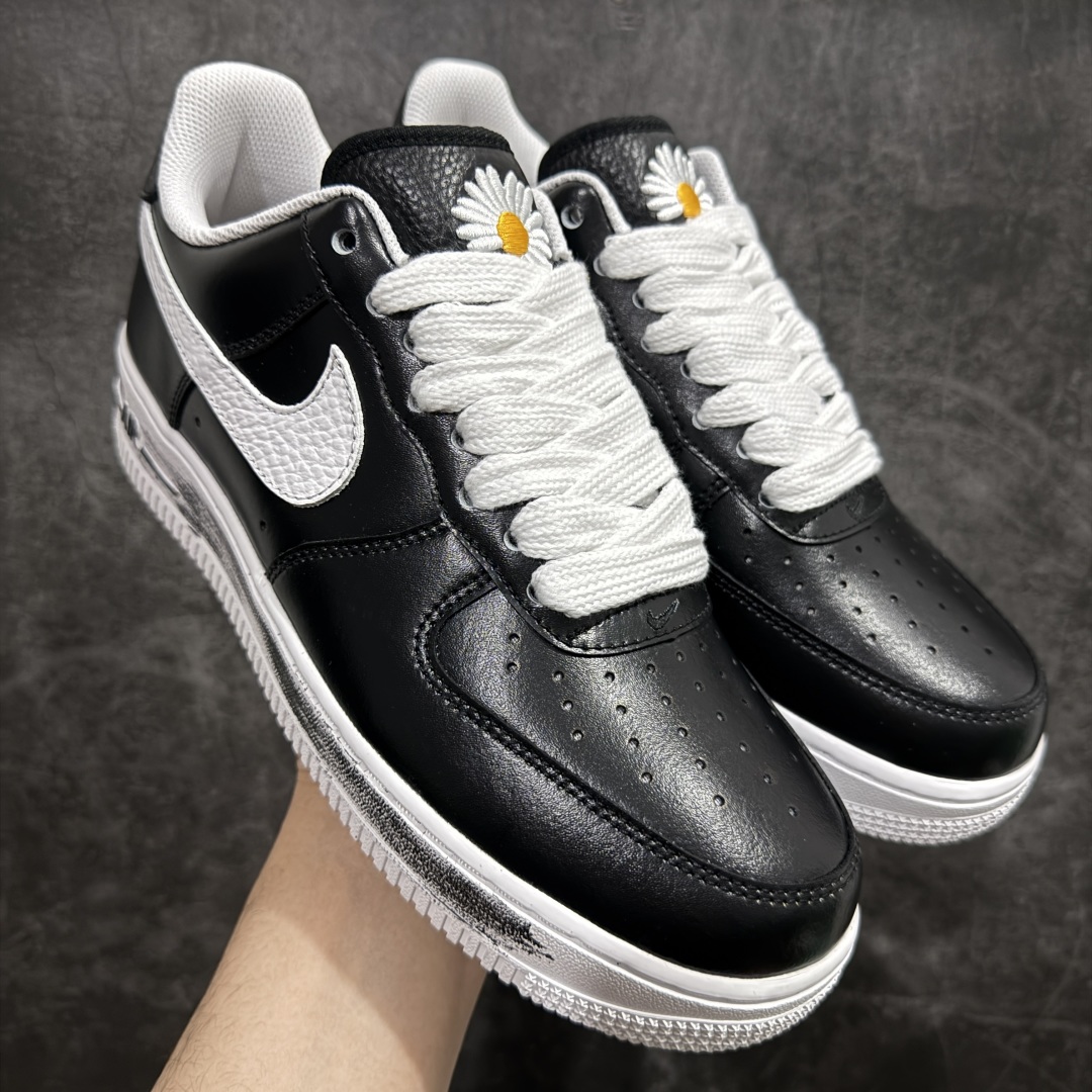 【XP纯原】PEACEMINUSONE x NK AIR FORCE 1\”PARA-NOISE \”权志龙联名空军一号低帮 权志龙小雏菊1.0 货号：AQ3692-001n市场顶级纯原 xp原厂出品n正确彩喷3D打印图案颜色原厂皮料图案裁片定位正确原盒原配件热风吹 镊子起皮方式 穿久也可自然脱落 正确原盒原标 内置芯片 原装配件 原包装纸 颇有几分前作反转配色的意思，整双鞋以白色为主打，Swoosh、鞋带以及中底涂漆等细节采用黑色点缀，营造出视觉色差。鞋面与前作一样，暗藏刮刮乐设计，刮开后是极具艺术气息的涂鸦元素SIZE： 40 40.5 41 42 42.5 43 44 44.5 45 46 47.5 48.5 编码：Xp360380-莆田鞋批发中心