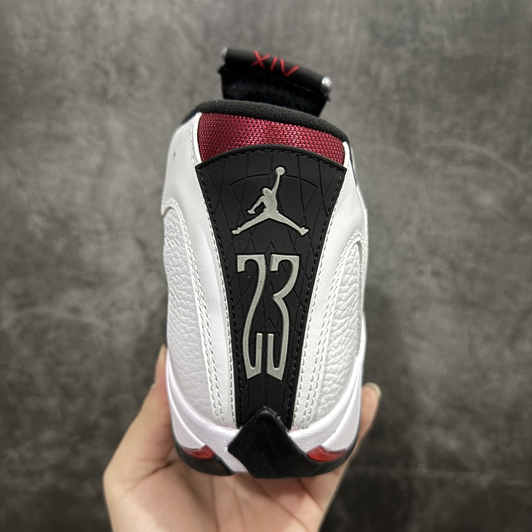 图片[4]-【XP纯原】Air Jordan AJ14 “Black Toe” 2024版本 黑白熊猫！nn外贸特供批次 原楦原档案数据开模打造 原厂中底拉帮钢印 原盒原配 以法拉利 550 Maranello 为设计灵感 类似跑车的全新流线鞋型 鞋头的麂皮与鞋身的荔枝皮相结合 最具代表性的黑红配色 中底内侧开创性的透气孔设计 看起来与跑车的进气口如出一辙 盾牌造型更能让人们直接想到法拉利的 LogoSIZE：40.5 41 42 42.5 43 44 44.5 45 46 47.5 货号：487471-160 编码：X1500520-莆田鞋批发中心