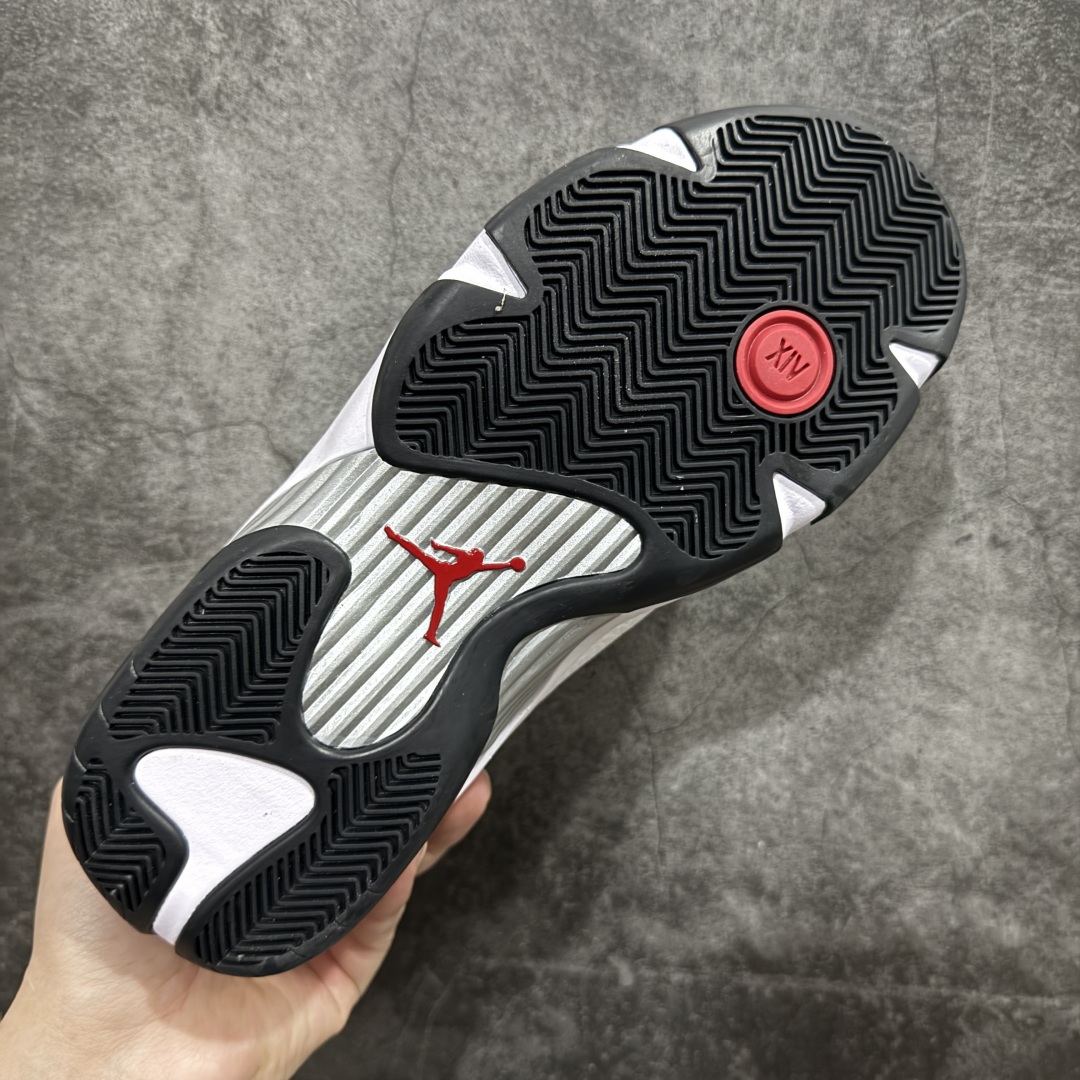 图片[9]-【XP纯原】Air Jordan AJ14 “Black Toe” 2024版本 黑白熊猫！nn外贸特供批次 原楦原档案数据开模打造 原厂中底拉帮钢印 原盒原配 以法拉利 550 Maranello 为设计灵感 类似跑车的全新流线鞋型 鞋头的麂皮与鞋身的荔枝皮相结合 最具代表性的黑红配色 中底内侧开创性的透气孔设计 看起来与跑车的进气口如出一辙 盾牌造型更能让人们直接想到法拉利的 LogoSIZE：40.5 41 42 42.5 43 44 44.5 45 46 47.5 货号：487471-160 编码：X1500520-莆田鞋批发中心