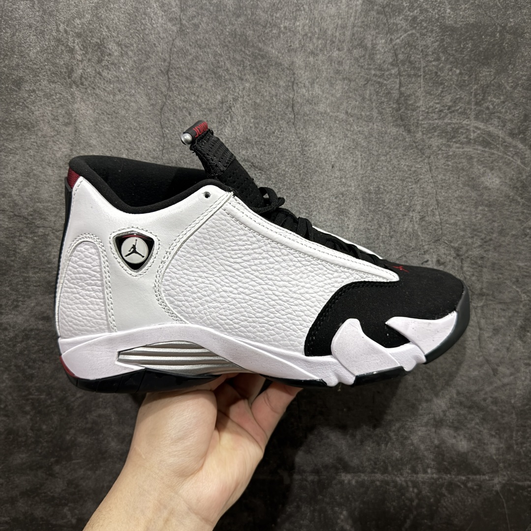 【XP纯原】Air Jordan AJ14 “Black Toe” 2024版本 黑白熊猫！nn外贸特供批次 原楦原档案数据开模打造 原厂中底拉帮钢印 原盒原配 以法拉利 550 Maranello 为设计灵感 类似跑车的全新流线鞋型 鞋头的麂皮与鞋身的荔枝皮相结合 最具代表性的黑红配色 中底内侧开创性的透气孔设计 看起来与跑车的进气口如出一辙 盾牌造型更能让人们直接想到法拉利的 LogoSIZE：40.5 41 42 42.5 43 44 44.5 45 46 47.5 货号：487471-160 编码：X1500520-莆田鞋批发中心