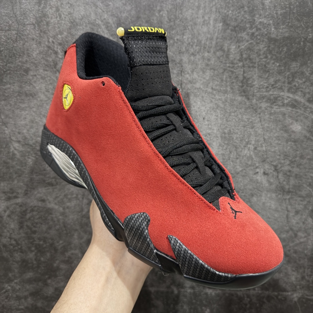 图片[3]-【XP纯原】Air Jordan AJ14 法拉利黑红 654459-670n外贸特供批次 原楦原档案数据开模打造 原厂中底拉帮钢印 原盒原配 以法拉利 550 Maranello 为设计灵感 类似跑车的全新流线鞋型 鞋头的麂皮与鞋身的荔枝皮相结合 最具代表性的黑红配色 中底内侧开创性的透气孔设计 看起来与跑车的进气口如出一辙 盾牌造型更能让人们直接想到法拉利的 LogoSIZE：40.5 41 42 42.5 43 44 44.5 45 46 47.5 货号：654459-670 编码：X1500520-莆田鞋批发中心