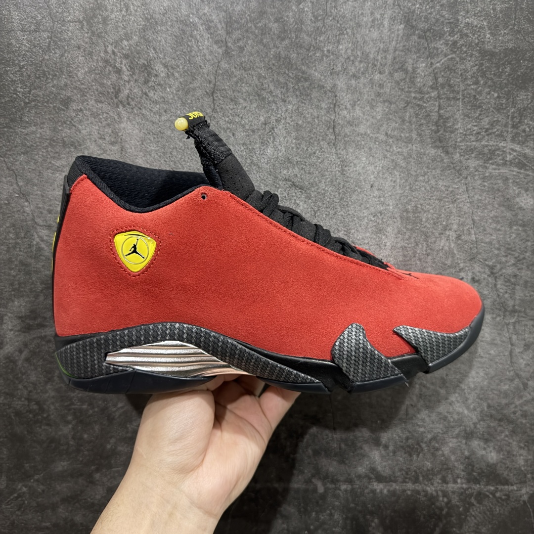 【XP纯原】Air Jordan AJ14 法拉利黑红 654459-670n外贸特供批次 原楦原档案数据开模打造 原厂中底拉帮钢印 原盒原配 以法拉利 550 Maranello 为设计灵感 类似跑车的全新流线鞋型 鞋头的麂皮与鞋身的荔枝皮相结合 最具代表性的黑红配色 中底内侧开创性的透气孔设计 看起来与跑车的进气口如出一辙 盾牌造型更能让人们直接想到法拉利的 LogoSIZE：40.5 41 42 42.5 43 44 44.5 45 46 47.5 货号：654459-670 编码：X1500520-莆田鞋批发中心