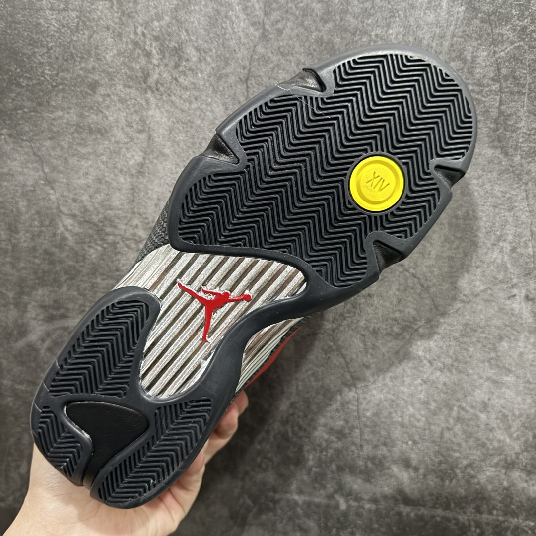 图片[9]-【XP纯原】Air Jordan AJ14 法拉利黑红 654459-670n外贸特供批次 原楦原档案数据开模打造 原厂中底拉帮钢印 原盒原配 以法拉利 550 Maranello 为设计灵感 类似跑车的全新流线鞋型 鞋头的麂皮与鞋身的荔枝皮相结合 最具代表性的黑红配色 中底内侧开创性的透气孔设计 看起来与跑车的进气口如出一辙 盾牌造型更能让人们直接想到法拉利的 LogoSIZE：40.5 41 42 42.5 43 44 44.5 45 46 47.5 货号：654459-670 编码：X1500520-莆田鞋批发中心