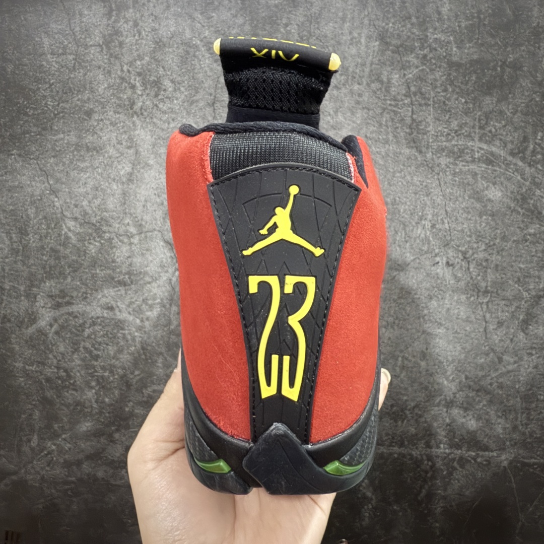 图片[4]-【XP纯原】Air Jordan AJ14 法拉利黑红 654459-670n外贸特供批次 原楦原档案数据开模打造 原厂中底拉帮钢印 原盒原配 以法拉利 550 Maranello 为设计灵感 类似跑车的全新流线鞋型 鞋头的麂皮与鞋身的荔枝皮相结合 最具代表性的黑红配色 中底内侧开创性的透气孔设计 看起来与跑车的进气口如出一辙 盾牌造型更能让人们直接想到法拉利的 LogoSIZE：40.5 41 42 42.5 43 44 44.5 45 46 47.5 货号：654459-670 编码：X1500520-莆田鞋批发中心