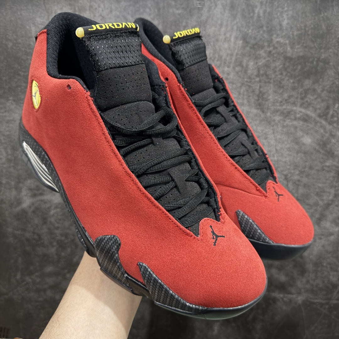 【XP纯原】Air Jordan AJ14 法拉利黑红 654459-670n外贸特供批次 原楦原档案数据开模打造 原厂中底拉帮钢印 原盒原配 以法拉利 550 Maranello 为设计灵感 类似跑车的全新流线鞋型 鞋头的麂皮与鞋身的荔枝皮相结合 最具代表性的黑红配色 中底内侧开创性的透气孔设计 看起来与跑车的进气口如出一辙 盾牌造型更能让人们直接想到法拉利的 LogoSIZE：40.5 41 42 42.5 43 44 44.5 45 46 47.5 货号：654459-670 编码：X1500520-莆田鞋批发中心