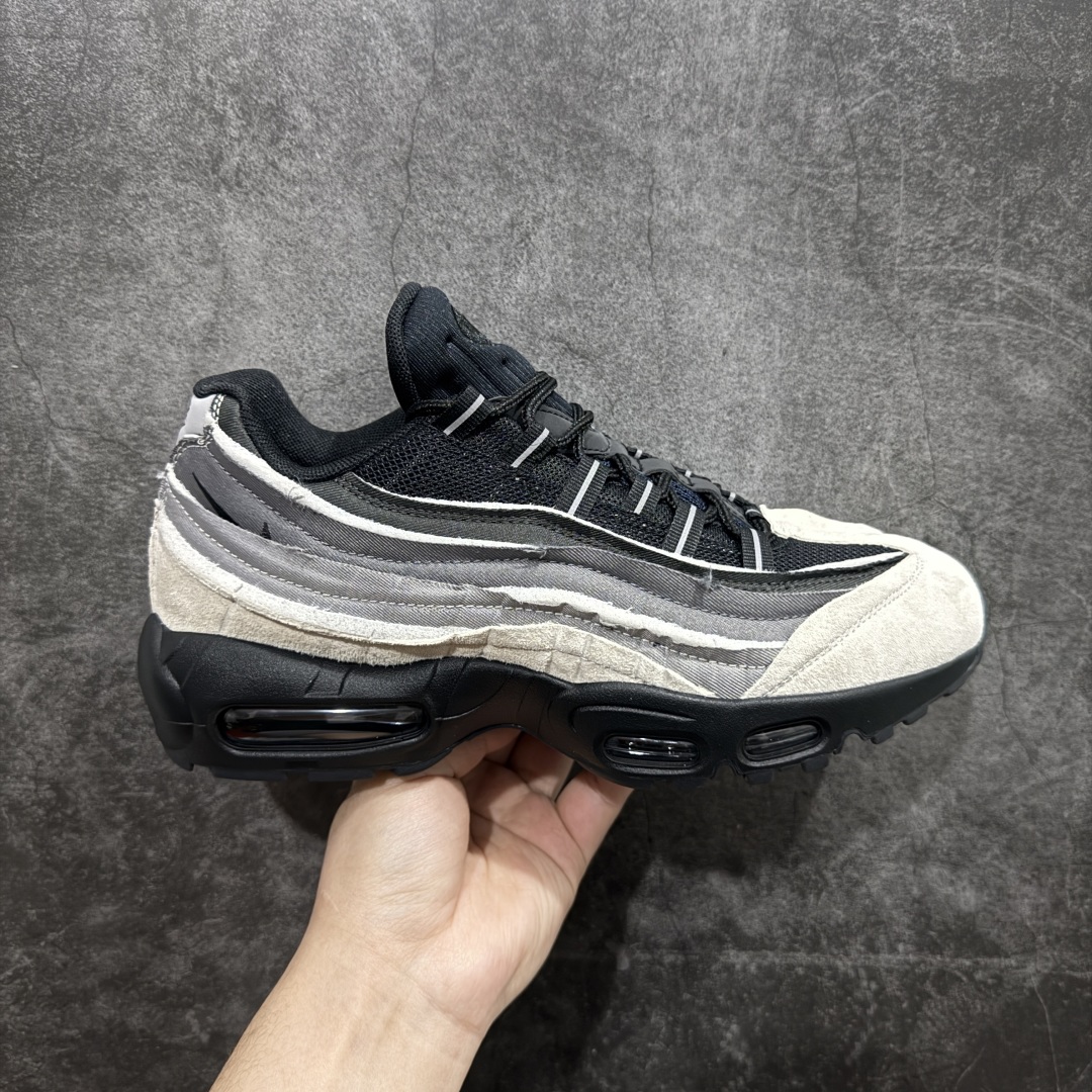 【GX纯原】CDG x  NK Air Max 95 联名复古减震防滑低帮气垫跑步鞋 黑白灰 CU8406-101n原鞋一比一开发 过验级别品质n独家私模开发 多次调教细节完全对版n原厂气垫气压足，保证脚感与原版一致n鞋面材料卡色也与原版一致 外贸专供 最大做到48.5nNike耐克跑步鞋经典透气舒适运动鞋休闲鞋。为了迎接今年的世界地球日，Nike 为此推出了这款全新配色的 Air Max 95，以往这个主题的产品 Nike 选择了大地色系为主体，今年也不例外。整鞋材质使用工程网布和帆布相结合，配色则是泥土和大地色系。logo刺绣、对比拼接细节、圆头、正面系带、鞋垫饰有标志、标志性Air Max鞋底。Air Max 95 凭借流畅的造型、经典的开窗气垫，时至今日仍然是众多潮人备受喜爱的球鞋之一 尺码:   40-48.5 编码：X10420440-莆田鞋批发中心