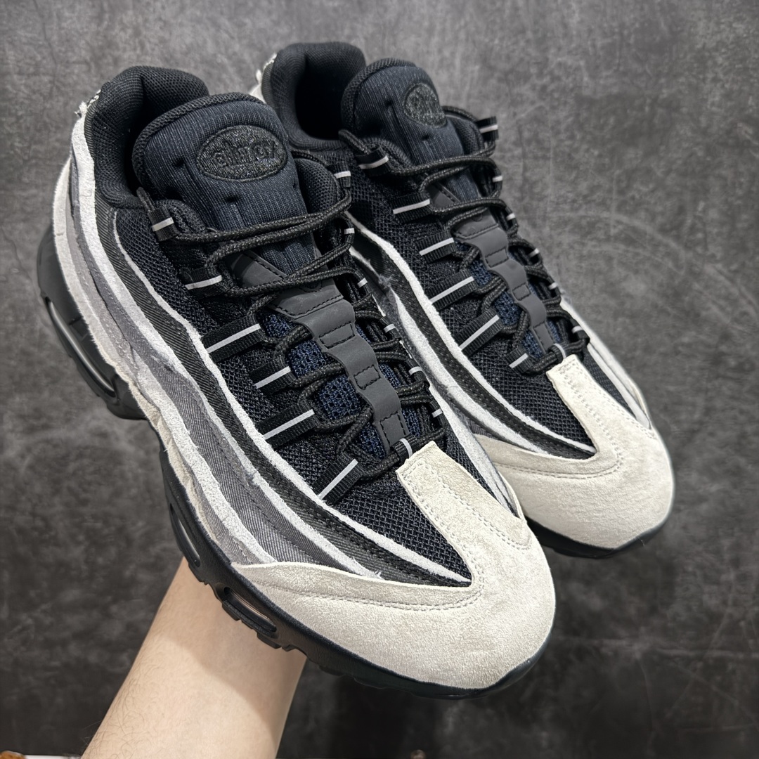 【GX纯原】CDG x  NK Air Max 95 联名复古减震防滑低帮气垫跑步鞋 黑白灰 CU8406-101n原鞋一比一开发 过验级别品质n独家私模开发 多次调教细节完全对版n原厂气垫气压足，保证脚感与原版一致n鞋面材料卡色也与原版一致 外贸专供 最大做到48.5nNike耐克跑步鞋经典透气舒适运动鞋休闲鞋。为了迎接今年的世界地球日，Nike 为此推出了这款全新配色的 Air Max 95，以往这个主题的产品 Nike 选择了大地色系为主体，今年也不例外。整鞋材质使用工程网布和帆布相结合，配色则是泥土和大地色系。logo刺绣、对比拼接细节、圆头、正面系带、鞋垫饰有标志、标志性Air Max鞋底。Air Max 95 凭借流畅的造型、经典的开窗气垫，时至今日仍然是众多潮人备受喜爱的球鞋之一 尺码:   40-48.5 编码：X10420440-莆田鞋批发中心