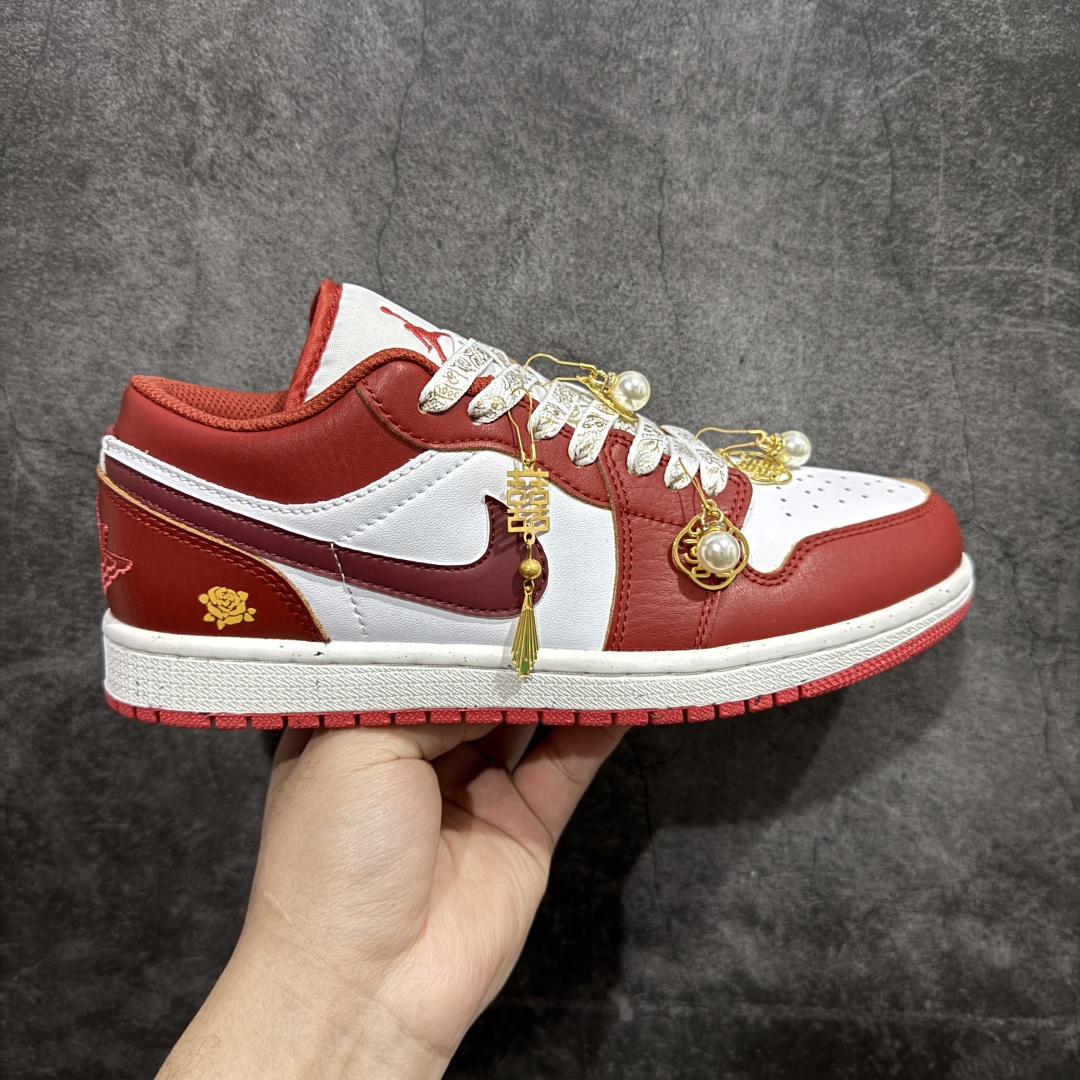 【纯原礼盒版本】NK Dunk Low 低帮婚鞋双喜流苏 货号：FJ4555-100nn该定制版球鞋选用原鞋款为Dunk SB系列球鞋，灵感来自中式婚庆，保留原鞋灰白红基调的基础上，叠加红色丝绒鞋带、增加整体的质感。配饰有双喜金属小挂件，再次呼应主题，呈现出中式婚礼的喜庆、庄重、雅致！鞋面金属挂件及鞋头喜字均可拆卸，同时满足婚庆和日常穿搭需求。本产品所有图片均为实物拍摄，受环境、设备影响会存在微小的色彩差异。定制球鞋均为纯手工定制，满足日常穿戴需求，穿着过程尽量避免剧烈运动和锐物划伤、避免使用高浓度的有机溶剂进行擦洗。n 尺码：35.5 36 36.5 37.5 38 38.5 39 40 40.5 41 42 42.5 43 44 44.5 45 46 编码：XZ330350-莆田鞋批发中心