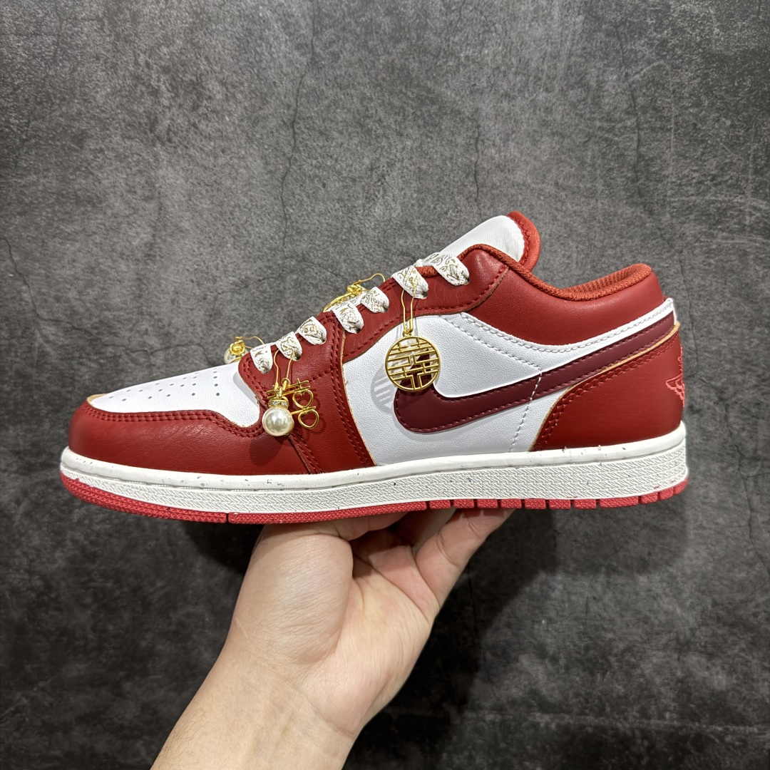 图片[2]-【纯原礼盒版本】NK Dunk Low 低帮婚鞋双喜流苏 货号：FJ4555-100nn该定制版球鞋选用原鞋款为Dunk SB系列球鞋，灵感来自中式婚庆，保留原鞋灰白红基调的基础上，叠加红色丝绒鞋带、增加整体的质感。配饰有双喜金属小挂件，再次呼应主题，呈现出中式婚礼的喜庆、庄重、雅致！鞋面金属挂件及鞋头喜字均可拆卸，同时满足婚庆和日常穿搭需求。本产品所有图片均为实物拍摄，受环境、设备影响会存在微小的色彩差异。定制球鞋均为纯手工定制，满足日常穿戴需求，穿着过程尽量避免剧烈运动和锐物划伤、避免使用高浓度的有机溶剂进行擦洗。n 尺码：35.5 36 36.5 37.5 38 38.5 39 40 40.5 41 42 42.5 43 44 44.5 45 46 编码：XZ330350-莆田鞋批发中心