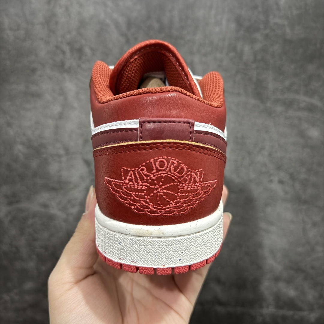 图片[4]-【纯原礼盒版本】NK Dunk Low 低帮婚鞋双喜流苏 货号：FJ4555-100nn该定制版球鞋选用原鞋款为Dunk SB系列球鞋，灵感来自中式婚庆，保留原鞋灰白红基调的基础上，叠加红色丝绒鞋带、增加整体的质感。配饰有双喜金属小挂件，再次呼应主题，呈现出中式婚礼的喜庆、庄重、雅致！鞋面金属挂件及鞋头喜字均可拆卸，同时满足婚庆和日常穿搭需求。本产品所有图片均为实物拍摄，受环境、设备影响会存在微小的色彩差异。定制球鞋均为纯手工定制，满足日常穿戴需求，穿着过程尽量避免剧烈运动和锐物划伤、避免使用高浓度的有机溶剂进行擦洗。n 尺码：35.5 36 36.5 37.5 38 38.5 39 40 40.5 41 42 42.5 43 44 44.5 45 46 编码：XZ330350-莆田鞋批发中心