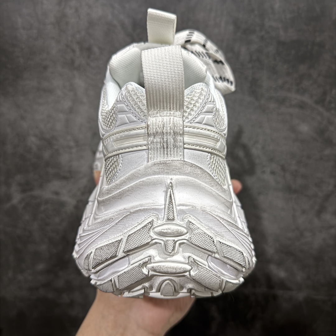 图片[4]-【XA纯原】BALENCIAGA 6XL Sneakers巴黎世家15代 网布系带低帮走秀复古老爹鞋全套原纸板楦头开发 最原汁原味的灵魂版型 全鞋荧光划线卡点 胶水把控整洁度追求极致完美 每一双都是工艺品 多重QC质检 超越公司货的品控标准 实实在在的免检产品 原盒原配 正确字体电绣 粗细、位置、大小正确 侧边TPU 透气孔匹配意产原版 正确分离大底 TPU软底 原版一致大底LOGO 立体感十足 原厂皮料水洗做旧 采购原厂网纱 不含皮革 网布材料和聚氨酯 磨损效果 展现品牌对于新潮事物的热情 这款鞋子拥有巨大尺寸和醒目设计 符合当下”老爹鞋”的趋势 鞋子采用银灰配色 营造出低调而不失华丽的效果 10XL的尺码使它成为市场中最显眼的存在 适合追求个性化的人群 Balenciaga始终站在时尚前沿 此次发布的产品再次体现了他们的创新能力  尺码：35 36 37 38 39 40 41 42 43 44 45 46 编码：DF440460-莆田鞋批发中心