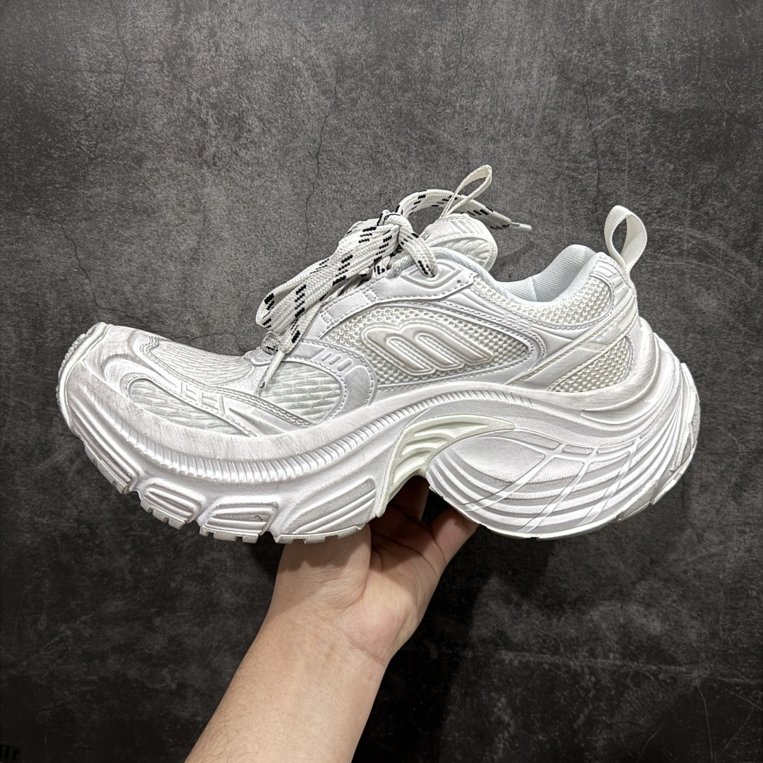 图片[2]-【XA纯原】BALENCIAGA 6XL Sneakers巴黎世家15代 网布系带低帮走秀复古老爹鞋全套原纸板楦头开发 最原汁原味的灵魂版型 全鞋荧光划线卡点 胶水把控整洁度追求极致完美 每一双都是工艺品 多重QC质检 超越公司货的品控标准 实实在在的免检产品 原盒原配 正确字体电绣 粗细、位置、大小正确 侧边TPU 透气孔匹配意产原版 正确分离大底 TPU软底 原版一致大底LOGO 立体感十足 原厂皮料水洗做旧 采购原厂网纱 不含皮革 网布材料和聚氨酯 磨损效果 展现品牌对于新潮事物的热情 这款鞋子拥有巨大尺寸和醒目设计 符合当下”老爹鞋”的趋势 鞋子采用银灰配色 营造出低调而不失华丽的效果 10XL的尺码使它成为市场中最显眼的存在 适合追求个性化的人群 Balenciaga始终站在时尚前沿 此次发布的产品再次体现了他们的创新能力  尺码：35 36 37 38 39 40 41 42 43 44 45 46 编码：DF440460-莆田鞋批发中心