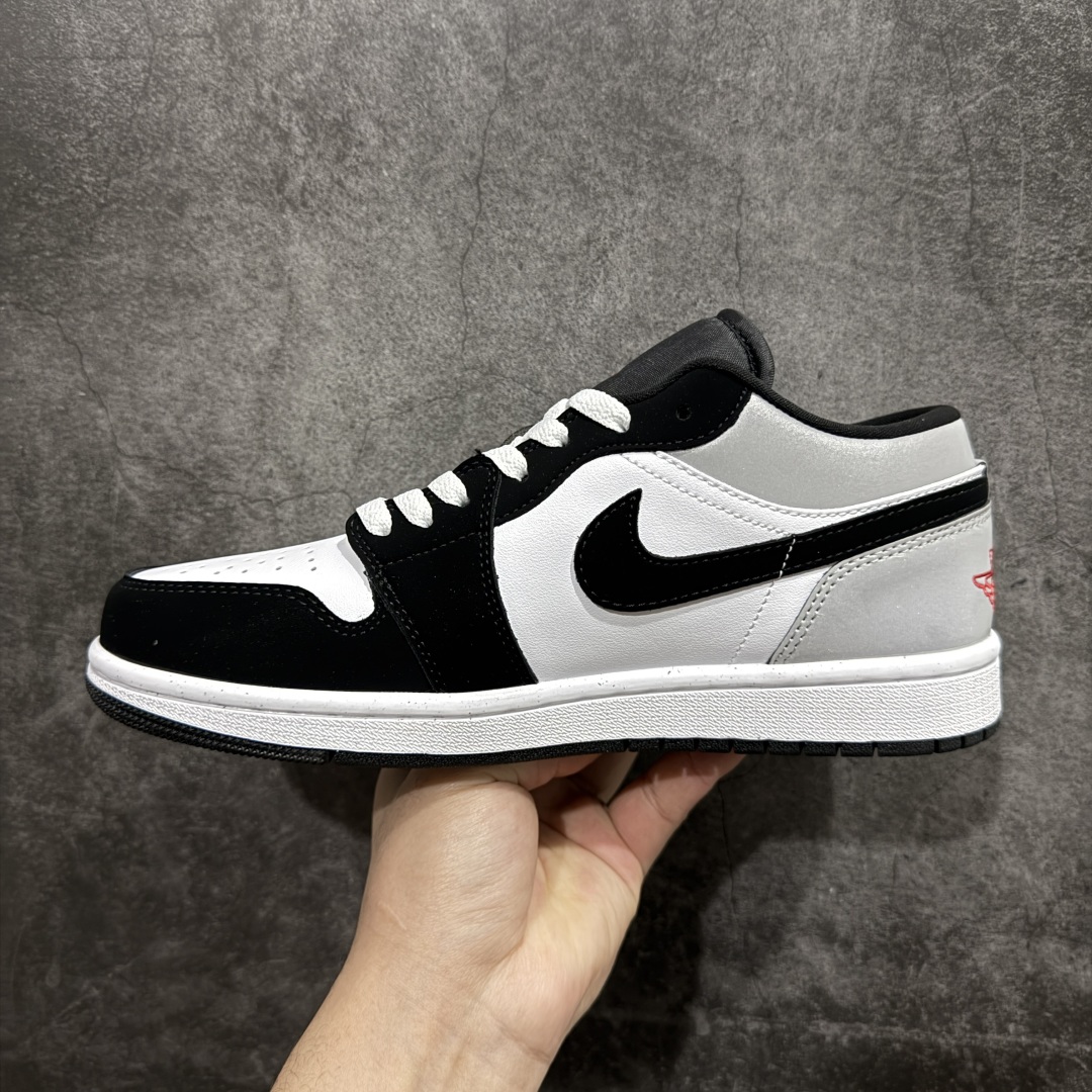 图片[2]-【K版】Air Jordan AJ1 Low 低帮 黑白反光尾 HF3148-106nn全新流水线出品 DT版本唯一平替选择 市场第二梯队最强版 全部原鞋开发 原楦原纸板开发 全鞋电脑针车 原厂内置全掌气垫 原盒内在原标 唯一Zp原版鞋带绑法 免检产品 全新2022版型 全头层皮料 完美零毛边处理 原厂配置全掌气垫 价格定位良心 几十个配色陆续出货 SIZE：36 36.5 37.5 38 38.5 39 40 40.5 41 42 42.5 43 44 44.5 45 46 47.5 编码：LDS230250-莆田鞋批发中心