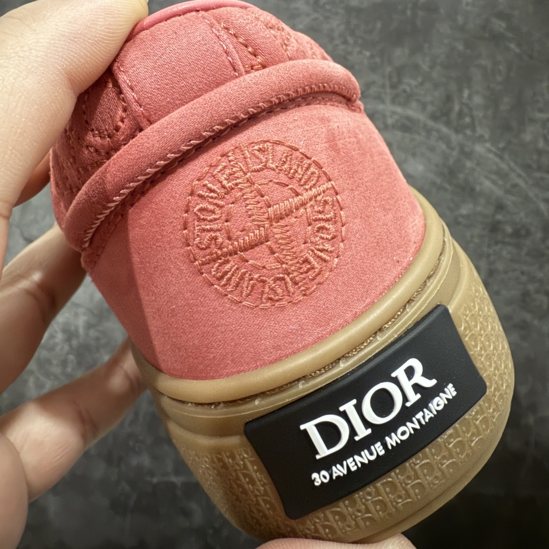 图片[2]-【总裁版本】Stone Island x Dior B33 Tennis Do Cotton 石头岛迪奥联名复古休闲板鞋 Dior B33 迪奥印花系带时尚运动板鞋网球鞋 全套原厂新版原纸板楦头开发 原厂特供皮料加持 原档数据大底 高频字母排版细节 还原 Zp 高端零售特供批次 2023秋季新品 彰显非凡的精湛工艺 重新诠释经典的网球鞋 时尚的廓形突显厚实感 采用全新的拉绒马海毛针织面料 突显柔软触感与富有层次感的流行色彩 搭配棕色绒面革镶片提升格调 别具一格的加垫鞋舌点缀以压花效果Dior标志 后侧点缀以Dior 30Avenue Montaigne标志 可为各式休闲造型增添时尚气质  尺码：40 41 42 43 44 45 46 编码：NM400430-莆田鞋批发中心