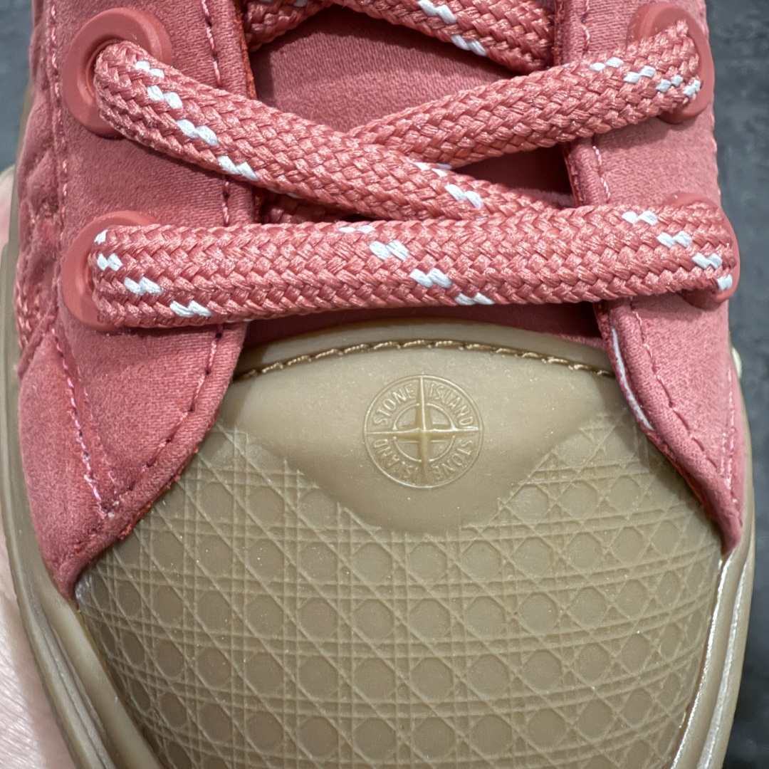 图片[6]-【总裁版本】Stone Island x Dior B33 Tennis Do Cotton 石头岛迪奥联名复古休闲板鞋 Dior B33 迪奥印花系带时尚运动板鞋网球鞋 全套原厂新版原纸板楦头开发 原厂特供皮料加持 原档数据大底 高频字母排版细节 还原 Zp 高端零售特供批次 2023秋季新品 彰显非凡的精湛工艺 重新诠释经典的网球鞋 时尚的廓形突显厚实感 采用全新的拉绒马海毛针织面料 突显柔软触感与富有层次感的流行色彩 搭配棕色绒面革镶片提升格调 别具一格的加垫鞋舌点缀以压花效果Dior标志 后侧点缀以Dior 30Avenue Montaigne标志 可为各式休闲造型增添时尚气质  尺码：40 41 42 43 44 45 46 编码：NM400430-莆田鞋批发中心