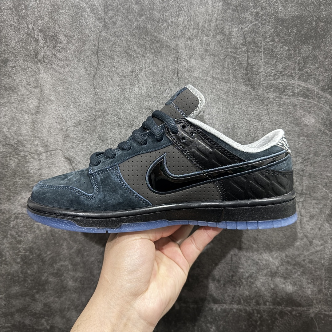 图片[2]-【纯原Z版】Division Street x Nk Dunk Low \”Oregon Black\” 俄勒冈隐藏配色 低帮休闲板鞋 HV1470-001rn#配色整体配色以灰色为主调，设计上，鞋头区域选用了柔软的麂皮材质，呈现出丰富的质感。后跟处环绕着麂皮细节，并以该系列标志性的立体羽毛雕塑作为点缀。r 尺码：36 36.5 37.5 38 38.5 39 40 40.5 41 42 42.5 43 44 44.5 45 46 47.5 编码：LJ270290-莆田鞋批发中心