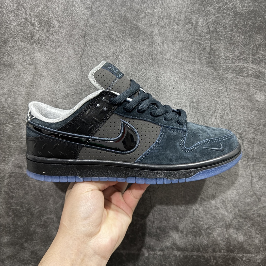 【纯原Z版】Division Street x Nk Dunk Low \”Oregon Black\” 俄勒冈隐藏配色 低帮休闲板鞋 HV1470-001rn#配色整体配色以灰色为主调，设计上，鞋头区域选用了柔软的麂皮材质，呈现出丰富的质感。后跟处环绕着麂皮细节，并以该系列标志性的立体羽毛雕塑作为点缀。r 尺码：36 36.5 37.5 38 38.5 39 40 40.5 41 42 42.5 43 44 44.5 45 46 47.5 编码：LJ270290-莆田鞋批发中心