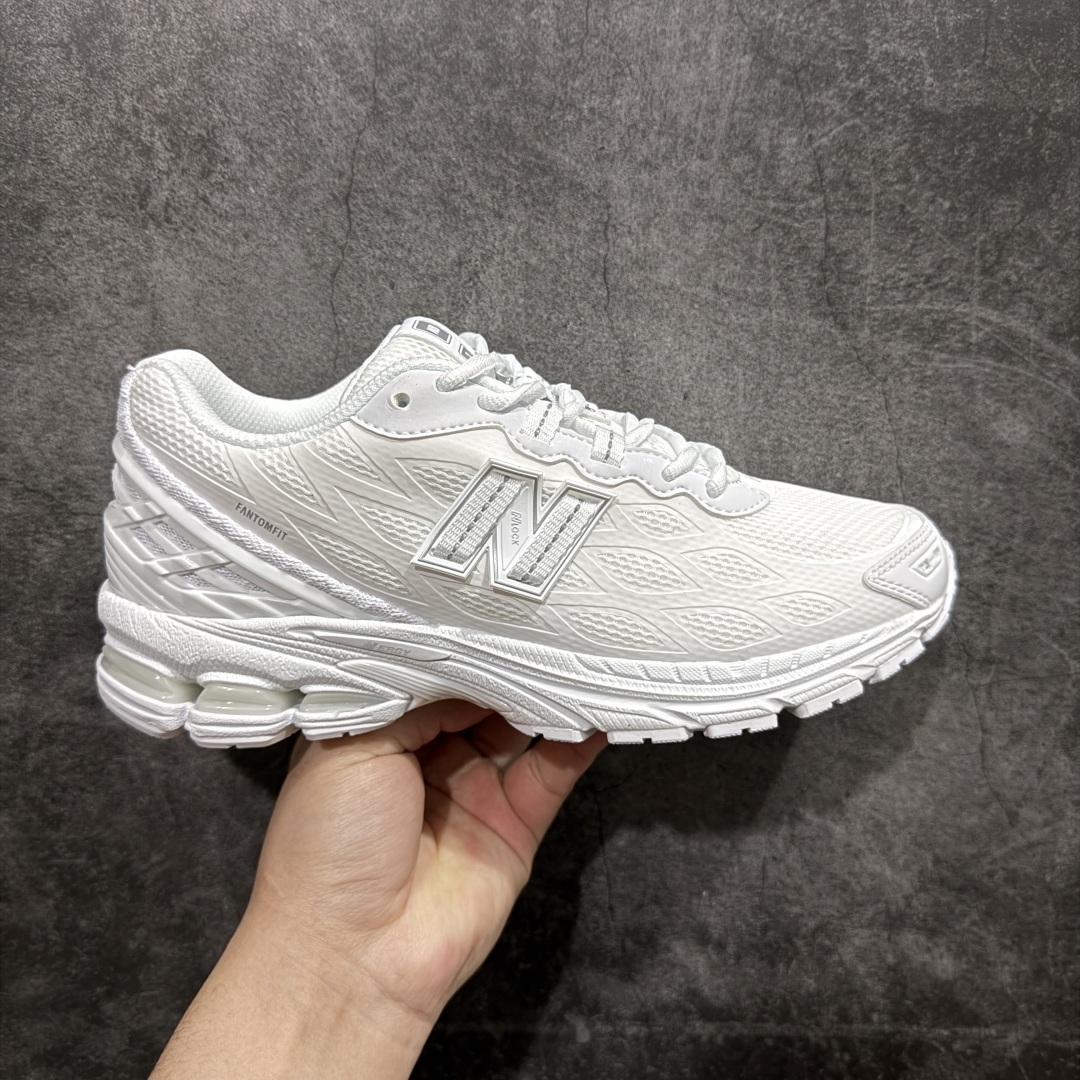 【纯原版】NB新百伦New Balance M1906R  U1906WFC系列复古老爹风休闲运动慢跑鞋采用轻质牛剖革拼接透气网眼衬垫织物鞋面材质#T-Beam大底提供足步弓支撑，保持步态稳定#后跟搭载外露缓震胶 鞋身整体以各种深浅不一的灰色覆盖，鞋头以淡蓝色调装饰，网眼衬垫通过不规律的色块实现做旧的美感，泛黄的鞋底更是进一步增添了复古气息。 尺码：36 37 37.5 38 38.5 39.5 40 40.5 41.5 42 42.5 43 44 45 46.5 编码：JP260280-莆田鞋批发中心