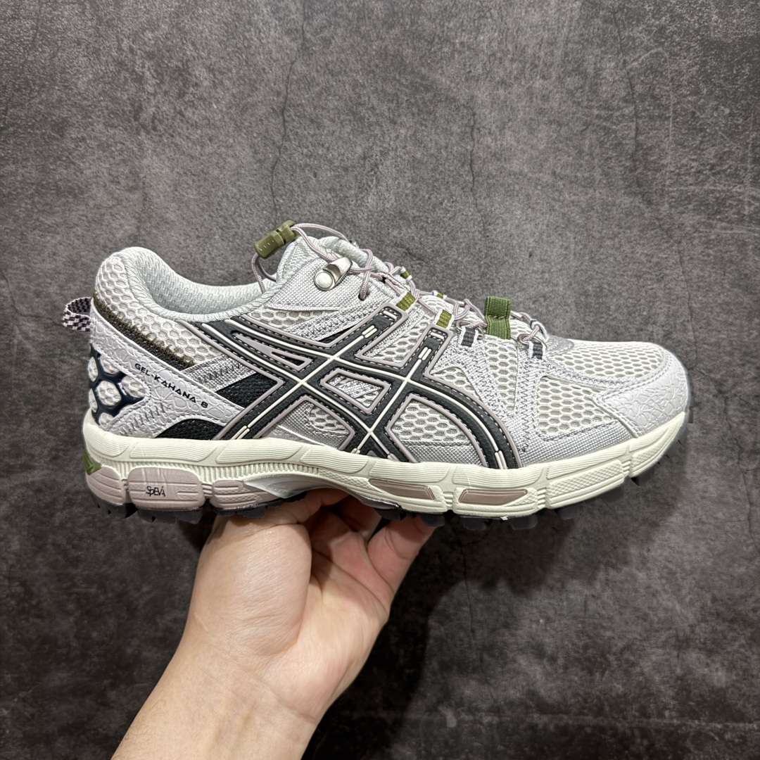 【纯原PB版本】ASICS GEL-KAHANA K8 亚瑟士越野跑步鞋抓地稳定运动鞋缓震耐磨跑鞋GEL-KAHANA系列为实用级越野跑鞋 融合机能和户外潮流强势回归 核心科技GEL内置于后跟 配合SPEVA弹性中底 减轻落地时地面对脚部的冲击力 中底内侧DYNAMIC DUOMAX 双密度防倾斜装置和中足补强结构 以及后跟几何形状构造 多方面支撑保护 AHAR耐磨橡胶大底 配合沟槽纹路设计 增强抓地力 后足GEL缓冲系统 减轻冲击时的冲击 实现平稳过渡 Trusstic系统 减少鞋底的重量 同时保留了鞋子结构的完整性 尺码：36 37 37.5 38 39 39.5 40 40.5 41.5 42 42.5 43.5 44 44.5 45 编码：KJ230250-莆田鞋批发中心