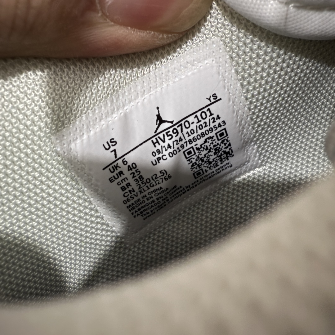 图片[8]-【纯原N版】Air Jordan Legacy AJ312 Low低帮复古篮球鞋 青蛇 白绿色 HV5970-101nn市场最强独一档产物 全套原纸板楦头开发 原厂大底磨具加持立体防滑纹理 原档数据后跟TPU子母扣魔术贴 原装可视Air Sole气垫 原汁原味最完美的312代版型 唯一正确鞋头趴度弧度高度鞋身腰线 进口港宝加持 后跟自然饱满 全鞋荧光划线卡点 追求极致完美 每一双都是工艺品 多重QC质检 超越公司货的品控标准 实实在在的免检产品 鞋身采用了皮革材质打造 横跨鞋面的魔术贴十分吸睛 侧面的Swoosh Logo的一部分被鞋面遮挡了一部分 颇具玩味 魔术贴上标有NK标识 而鞋舌上是Jordan的经典红色飞翼Logo 后跟和鞋底均采用了AJ3的设计 后跟上同样也使用了经典的爆裂纹图案SIZE：36 36.5 37.5 38 38.5 39 40  编码：QH2802300-莆田鞋批发中心