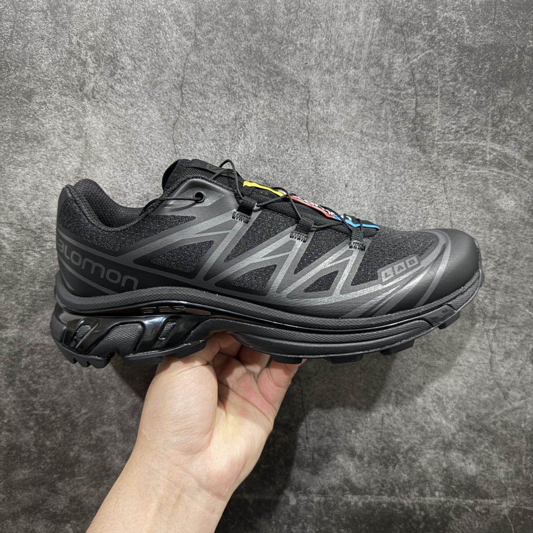 【PK版】 Salomon XT-6 Expanse 一代黑色n萨洛蒙复古潮流户外机能登山跑鞋 黑色n纯原外贸平台特供订单耗时半年巨作 全套原纸板楦头开发原厂特供网布配套加持 确保原汁原味n完美呈现版型 原档数据独家私模五层组合大底原装Ortholite轻量化鞋垫 中底布带钢印编号原厂TPU锁扣 进口港宝加持后跟自然饱满 还原公司包裹性鞋面以“锯齿”状的包裹系统呈现在基色底之下加入了各种色点缀将公司的最新技术和时尚前卫的造型融入耐用的长跑款式中鞋面由 TPU 薄膜制成 并焊接在高耐磨网眼上 使其既时尚又坚固 由 ACS底盘支撑 可增强稳定性和支撑力 以及由橡胶凸耳 Contragrip外底覆盖的 EVA 缓冲中底 旨在应对崎岖的地形 鞋舌上的彩色Salomon 标签、Quicklace 系统以及鞋头、鞋舌和鞋跟上的附加品牌使细节更加完美 让穿着者可以轻松驾驭户外与通勤下的任何运动生活场景 无缝鞋身户外随意纵横 颜值与脚感兼备 出街通勤 绝对非常吸睛 你值得拥有 尺码：36 36.5 37.5 38 38.5 39 40 40.5 41 42 42.5 43 44 44.5 45  编码：J310340-莆田鞋批发中心