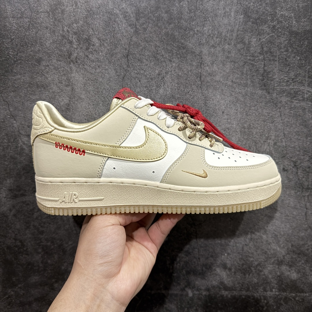 【顶级纯原】2025“蛇年”特别版，迎接农历新年！耐克Nike Air Force 1’07 Low\”Year of the Snake\”空军一号低帮经典百搭休闲运动板鞋“皮革蛇年”HV5990-172nn原版开发 全鞋使用原厂软质头层牛皮n针车细节配件全部同步原版 区别市面通货n卡色为米浅米白非市面错版纯白n男女鞋半码制 升级原楦原纸版数据开发版型n内置全掌Air Sole气垫 中底走线 鞋垫刷胶同步原版n市场唯一高端充正版本  尺码：36 36.5 37.5 38 38.5 39 40 40.5 41 42 42.5 43 44 44.5 45 编码：WE310330-莆田鞋批发中心