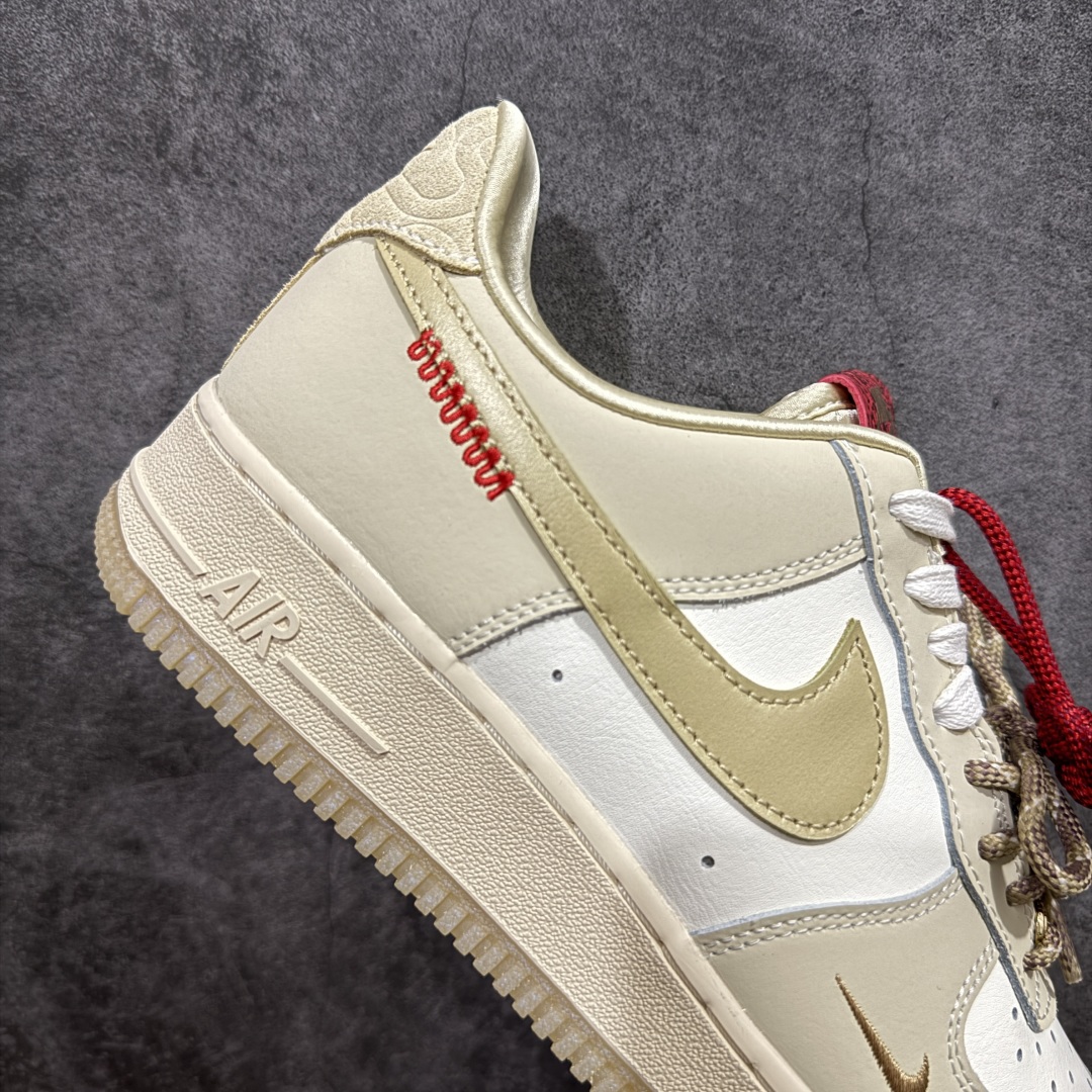 图片[7]-【顶级纯原】2025“蛇年”特别版，迎接农历新年！耐克Nike Air Force 1’07 Low\”Year of the Snake\”空军一号低帮经典百搭休闲运动板鞋“皮革蛇年”HV5990-172nn原版开发 全鞋使用原厂软质头层牛皮n针车细节配件全部同步原版 区别市面通货n卡色为米浅米白非市面错版纯白n男女鞋半码制 升级原楦原纸版数据开发版型n内置全掌Air Sole气垫 中底走线 鞋垫刷胶同步原版n市场唯一高端充正版本  尺码：36 36.5 37.5 38 38.5 39 40 40.5 41 42 42.5 43 44 44.5 45 编码：WE310330-莆田鞋批发中心