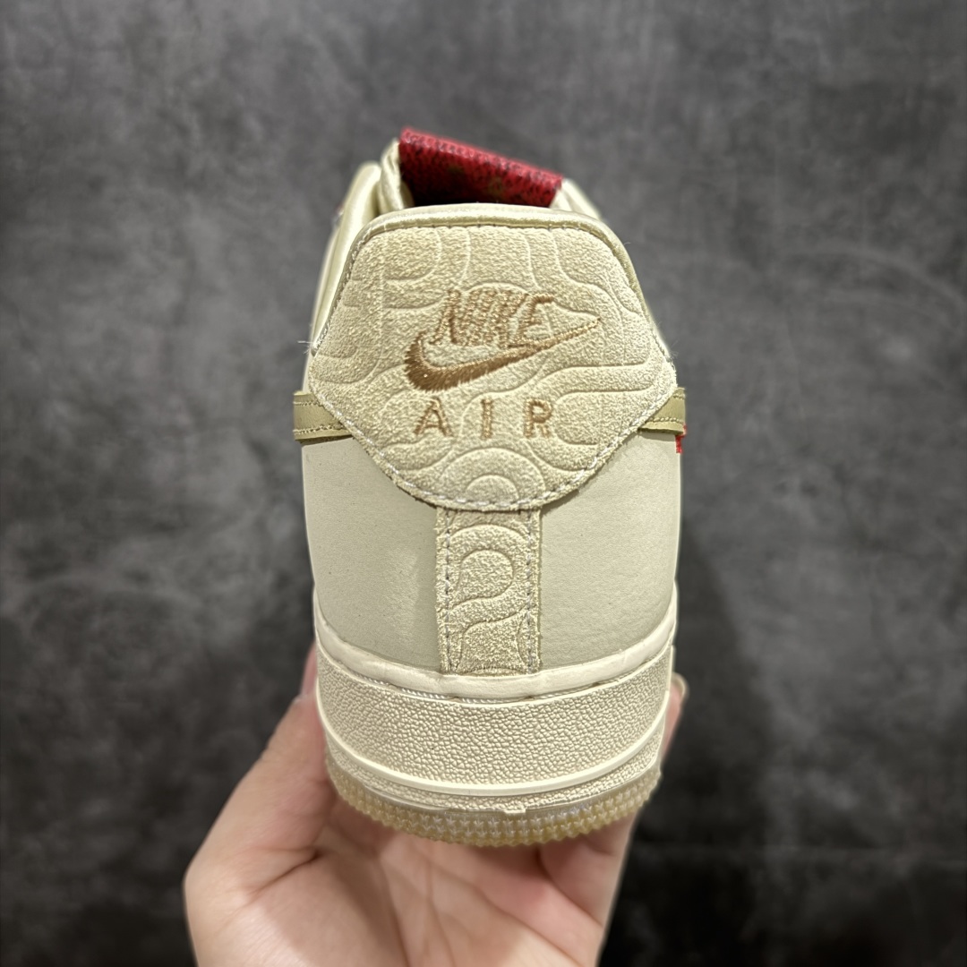 图片[4]-【顶级纯原】2025“蛇年”特别版，迎接农历新年！耐克Nike Air Force 1’07 Low\”Year of the Snake\”空军一号低帮经典百搭休闲运动板鞋“皮革蛇年”HV5990-172nn原版开发 全鞋使用原厂软质头层牛皮n针车细节配件全部同步原版 区别市面通货n卡色为米浅米白非市面错版纯白n男女鞋半码制 升级原楦原纸版数据开发版型n内置全掌Air Sole气垫 中底走线 鞋垫刷胶同步原版n市场唯一高端充正版本  尺码：36 36.5 37.5 38 38.5 39 40 40.5 41 42 42.5 43 44 44.5 45 编码：WE310330-莆田鞋批发中心