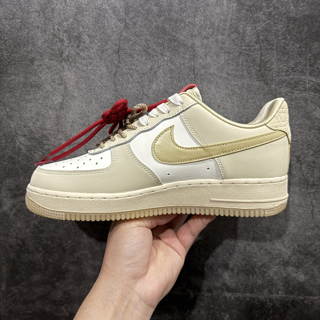 图片[2]-【顶级纯原】2025“蛇年”特别版，迎接农历新年！耐克Nike Air Force 1’07 Low\”Year of the Snake\”空军一号低帮经典百搭休闲运动板鞋“皮革蛇年”HV5990-172nn原版开发 全鞋使用原厂软质头层牛皮n针车细节配件全部同步原版 区别市面通货n卡色为米浅米白非市面错版纯白n男女鞋半码制 升级原楦原纸版数据开发版型n内置全掌Air Sole气垫 中底走线 鞋垫刷胶同步原版n市场唯一高端充正版本  尺码：36 36.5 37.5 38 38.5 39 40 40.5 41 42 42.5 43 44 44.5 45 编码：WE310330-莆田鞋批发中心